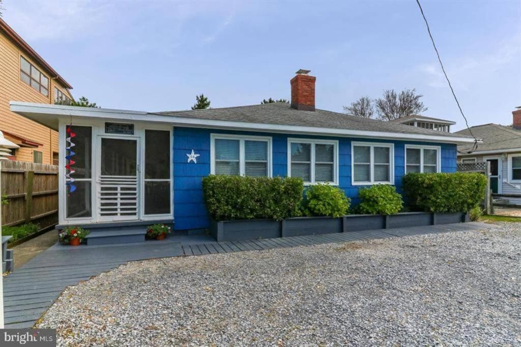 Quaint Beach Block Cottage, 100 steps to the beach