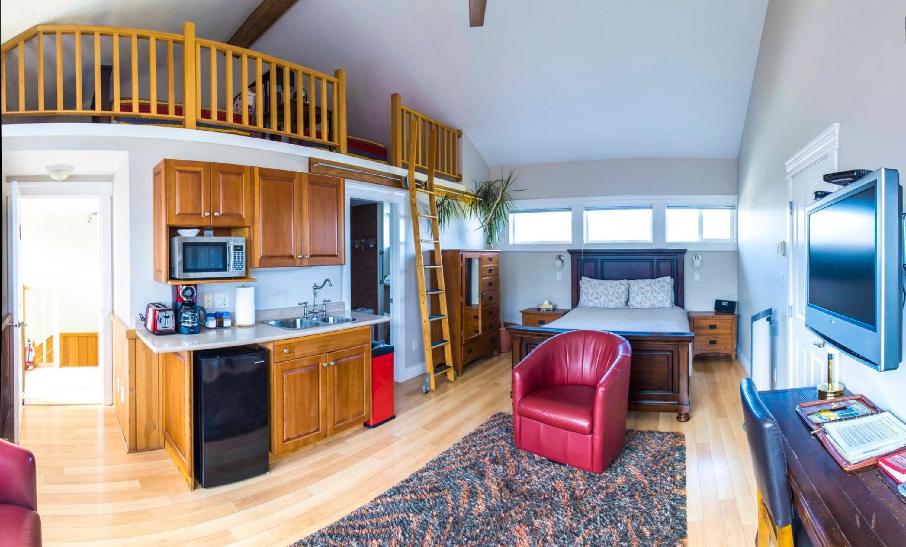 Birds of a Feather Victoria Oceanfront Studio Suites