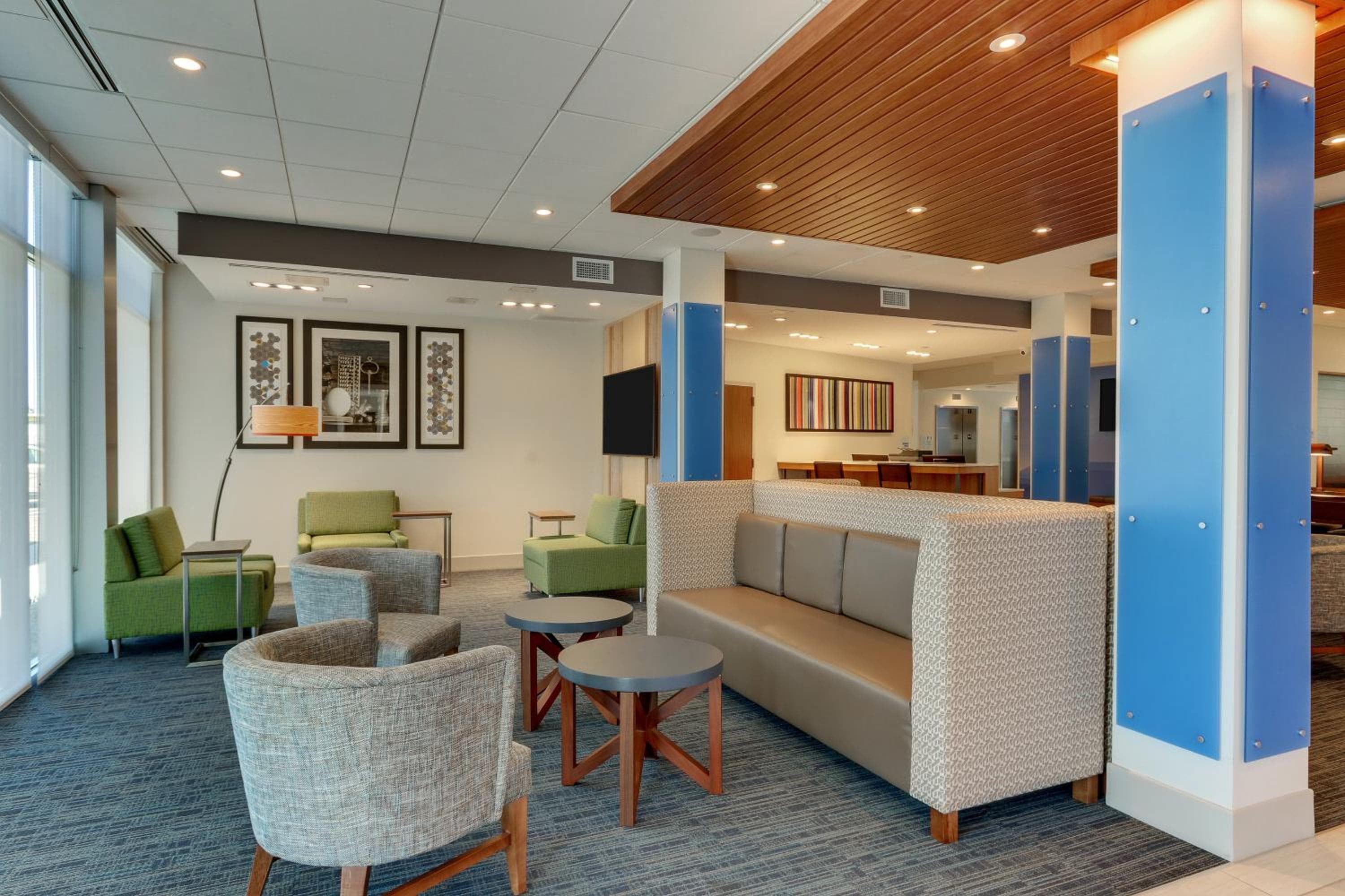 Holiday Inn Express & Suites - Roanoke – Civic Center
