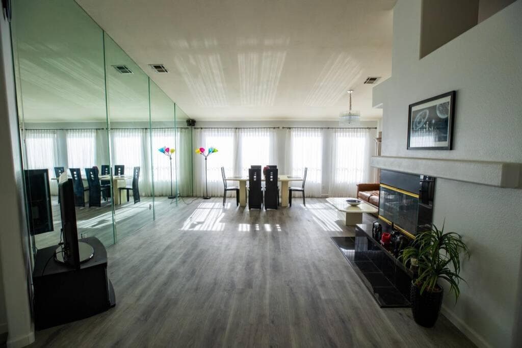 Luxury 1900 SQ FT House Huge 46 FT Pool & Hot SPA