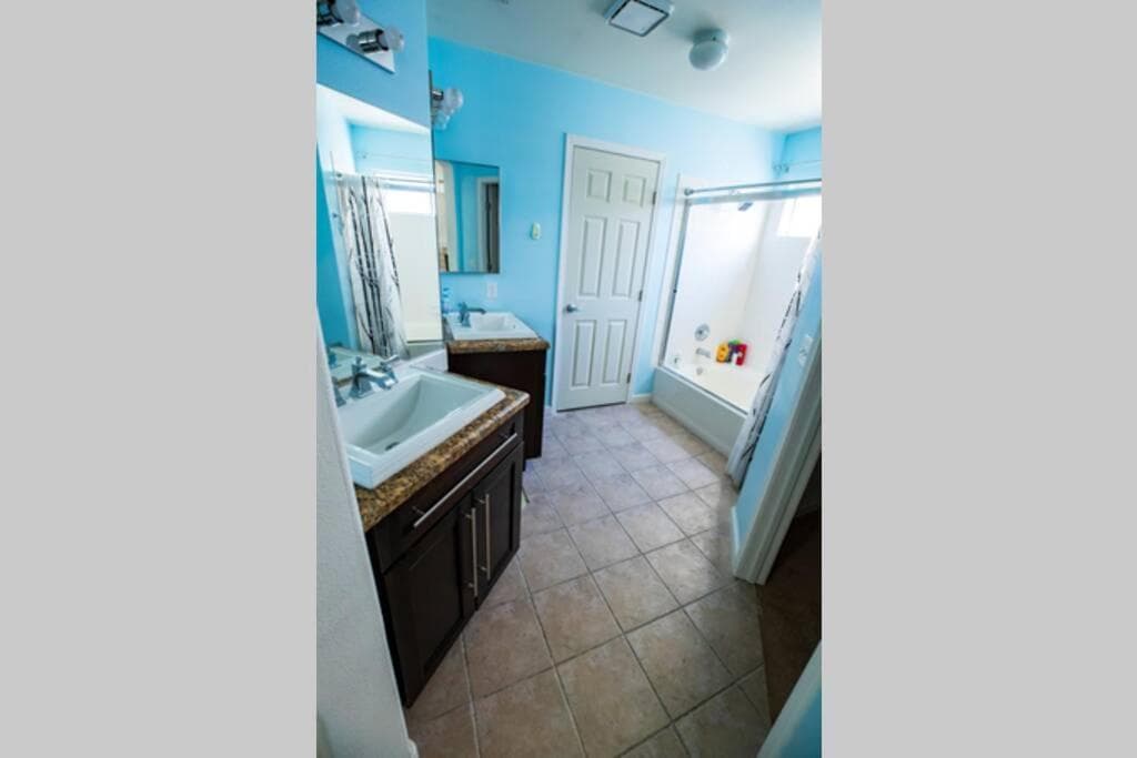 Luxury 1900 SQ FT House Huge 46 FT Pool & Hot SPA