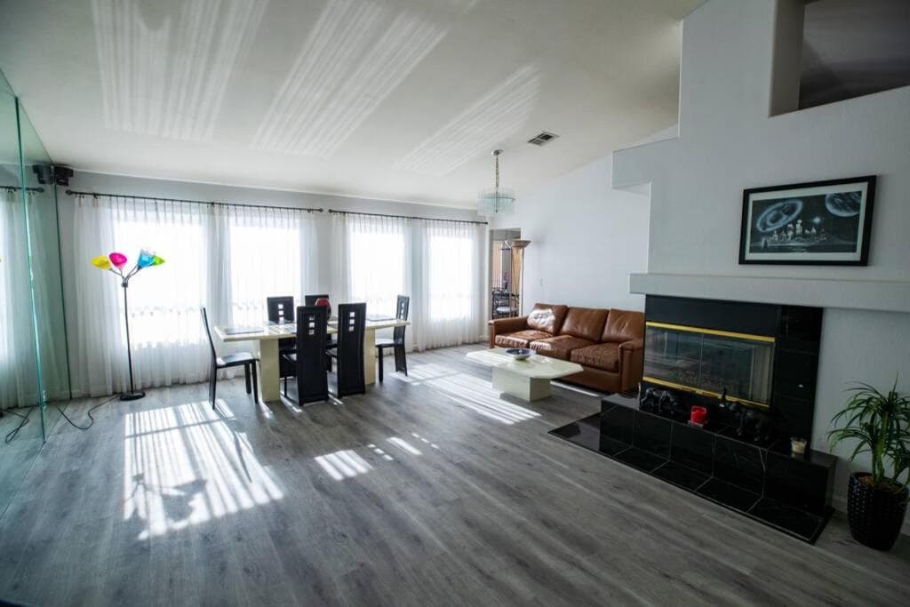 Luxury 1900 SQ FT House Huge 46 FT Pool & Hot SPA