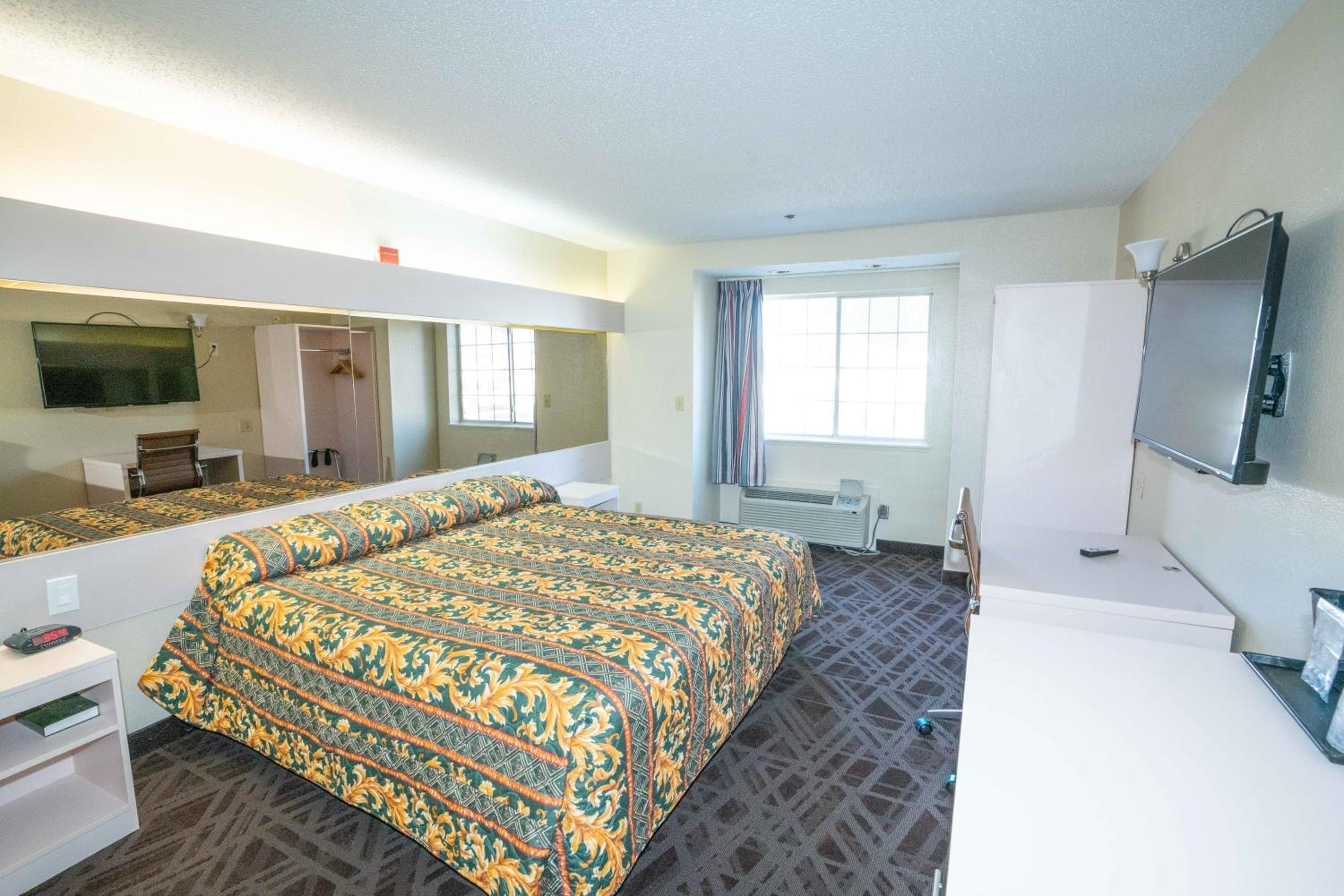 Red Roof Inn & Suites Euless - DFW Airport Southwest