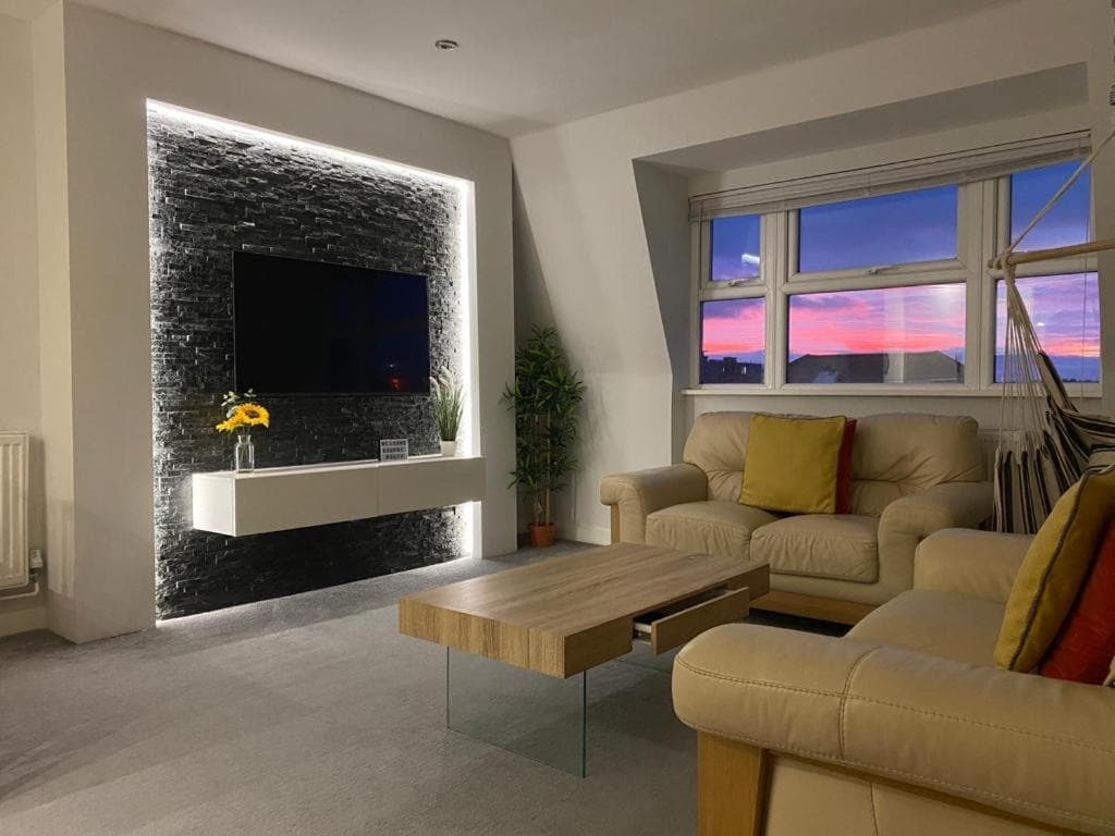The Lansdowne Hideaway - Brought to you by Coastline Retreats - Newly Refurbished Town centre, Close to beach, Large Jet bath with TV, Netflix, swing and P