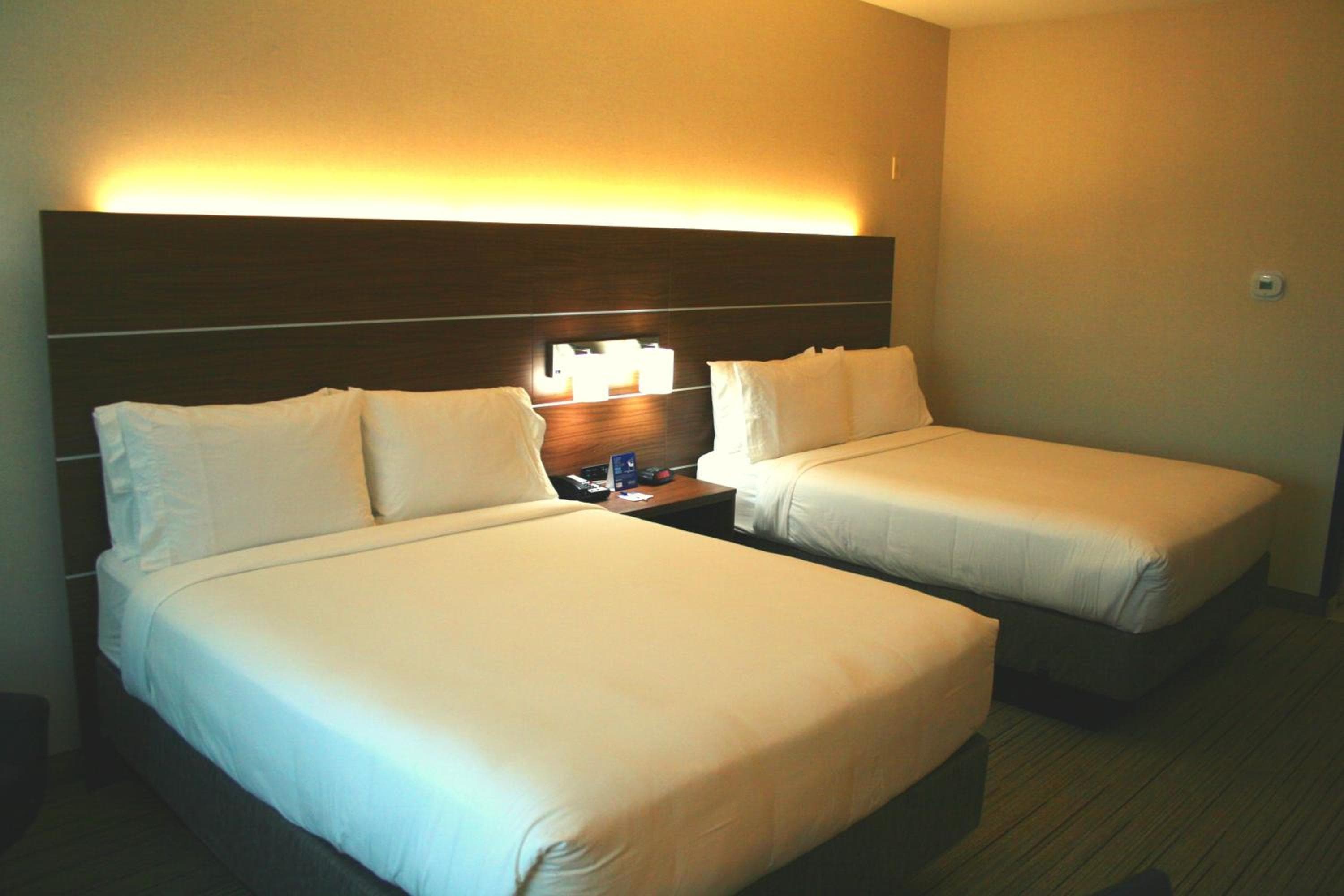 Holiday Inn Express Hotel & Suites Marina by IHG