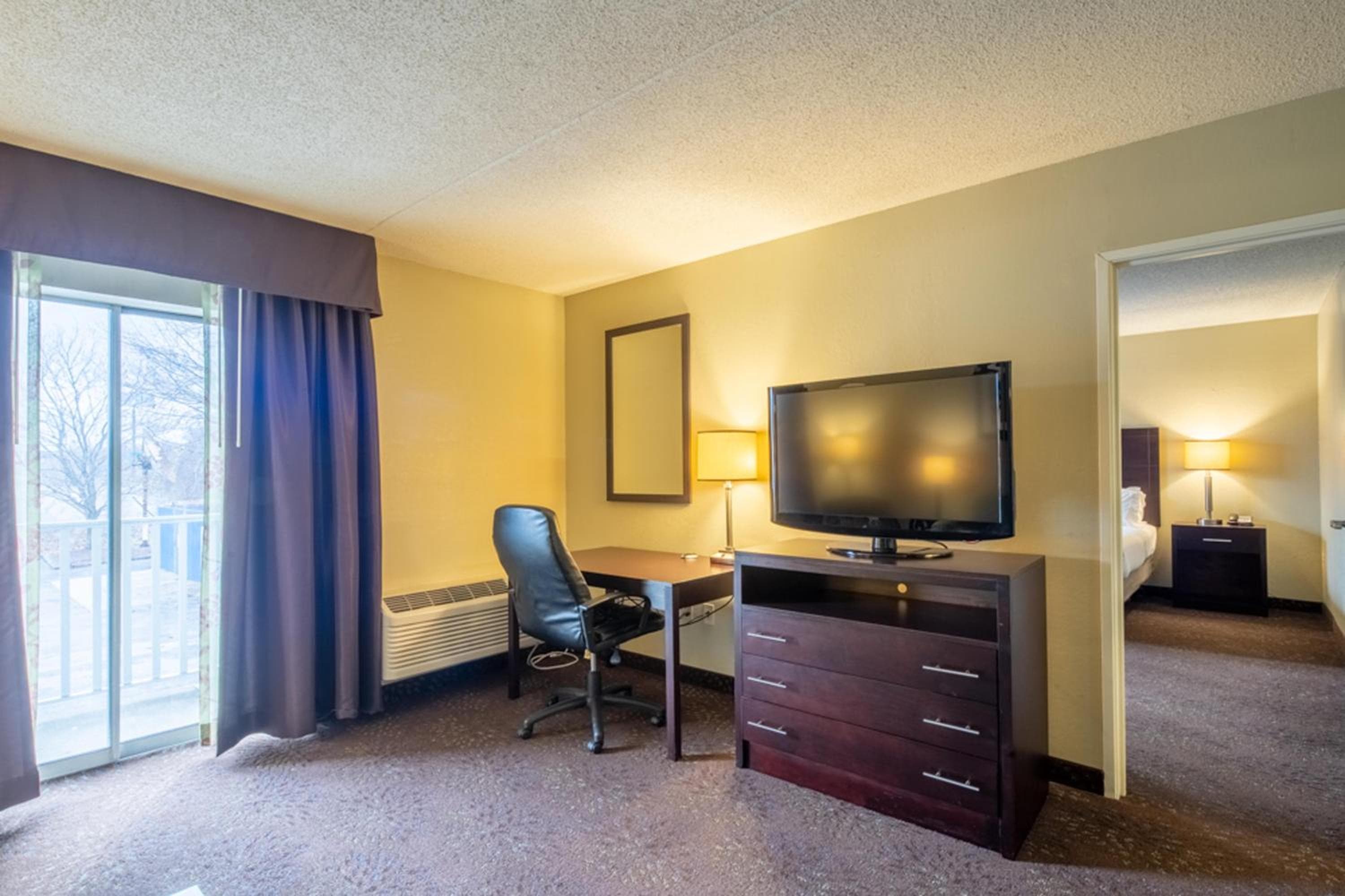 Holiday Inn Express Hotel & Suites Pittsburgh Airport by IHG