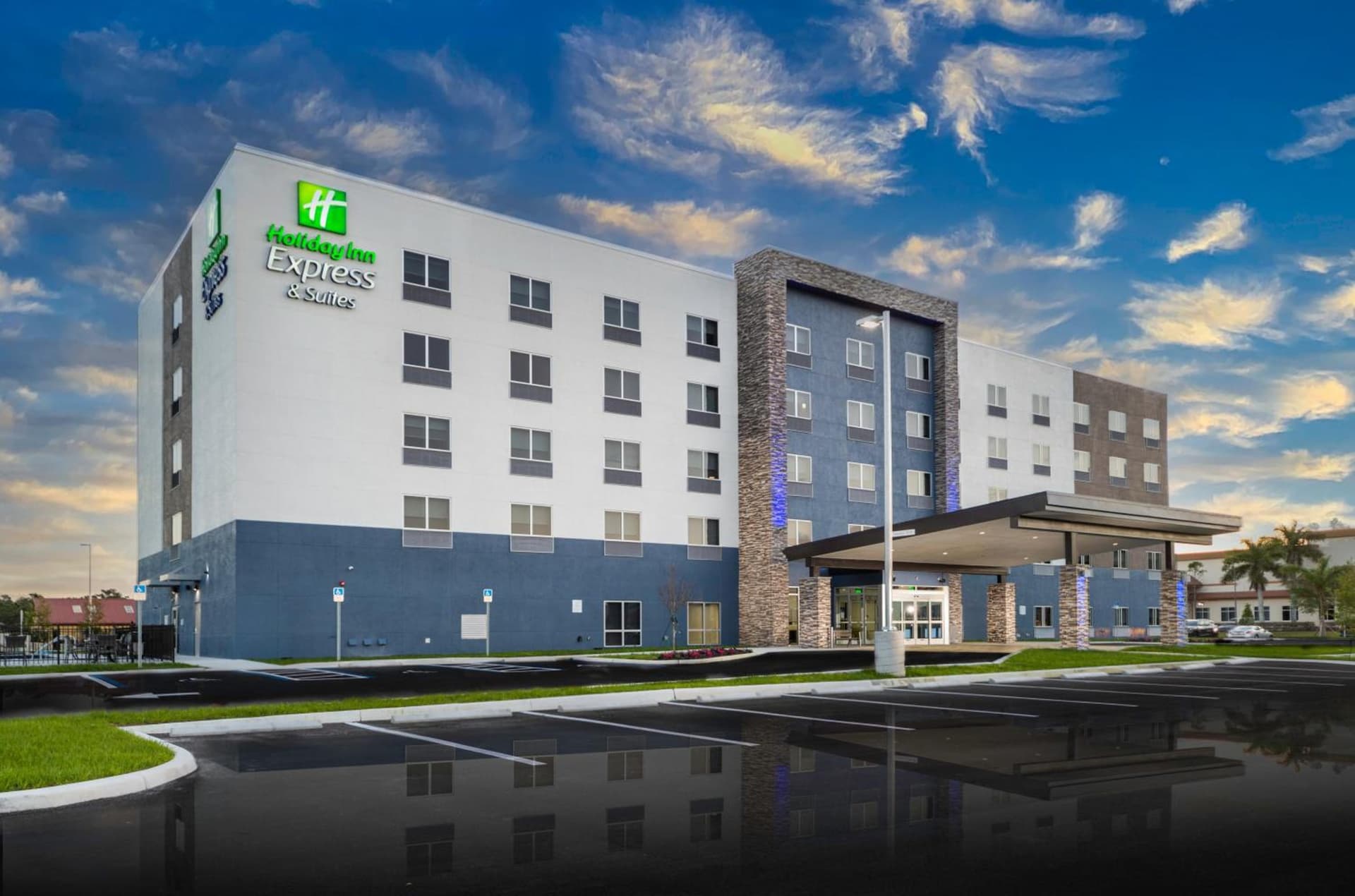 Holiday Inn Express & Suites - Fort Myers Airport by IHG