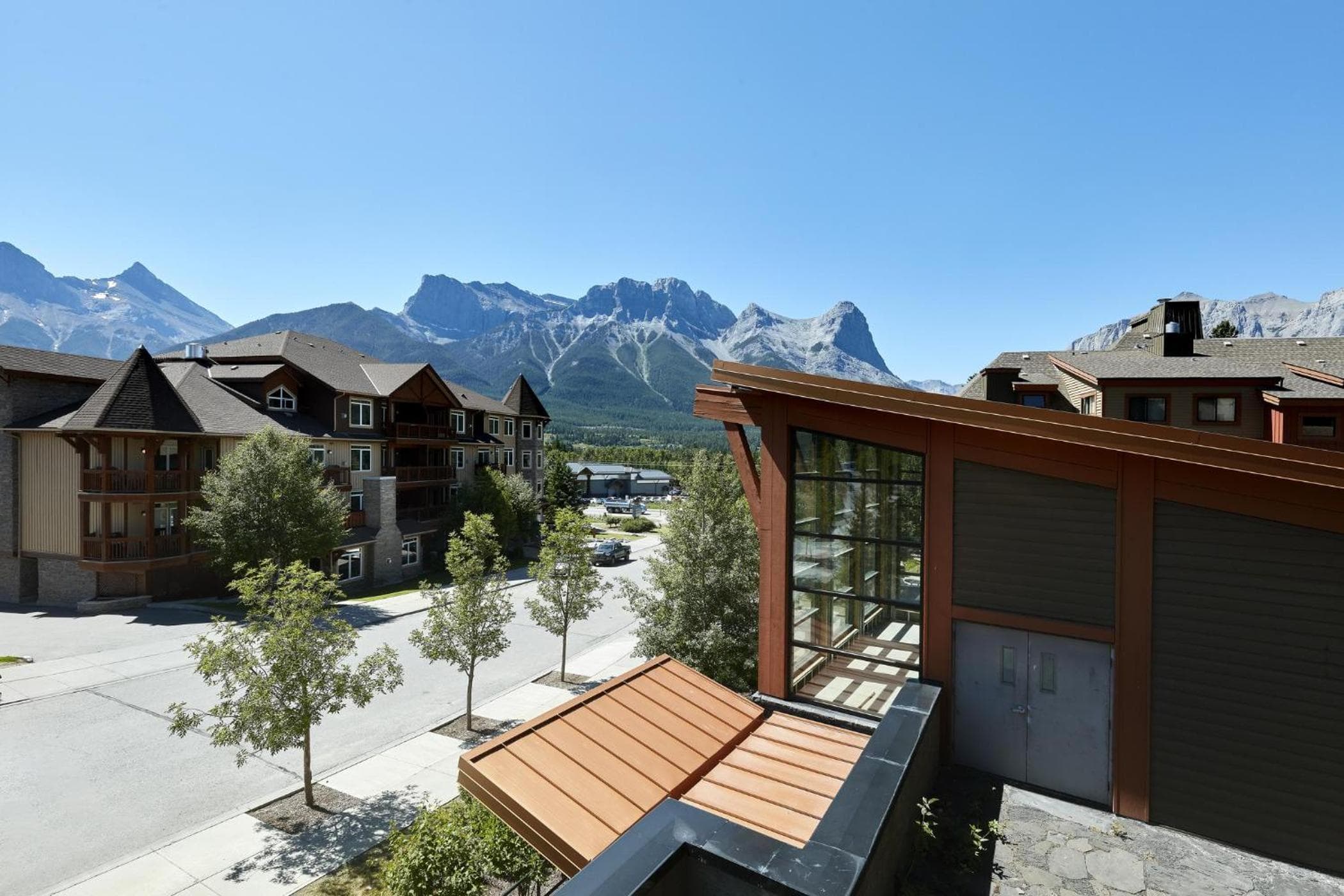 Sunset Ridge - Luxurious Corner Condo - Spectacular Mt Views with open Pool!
