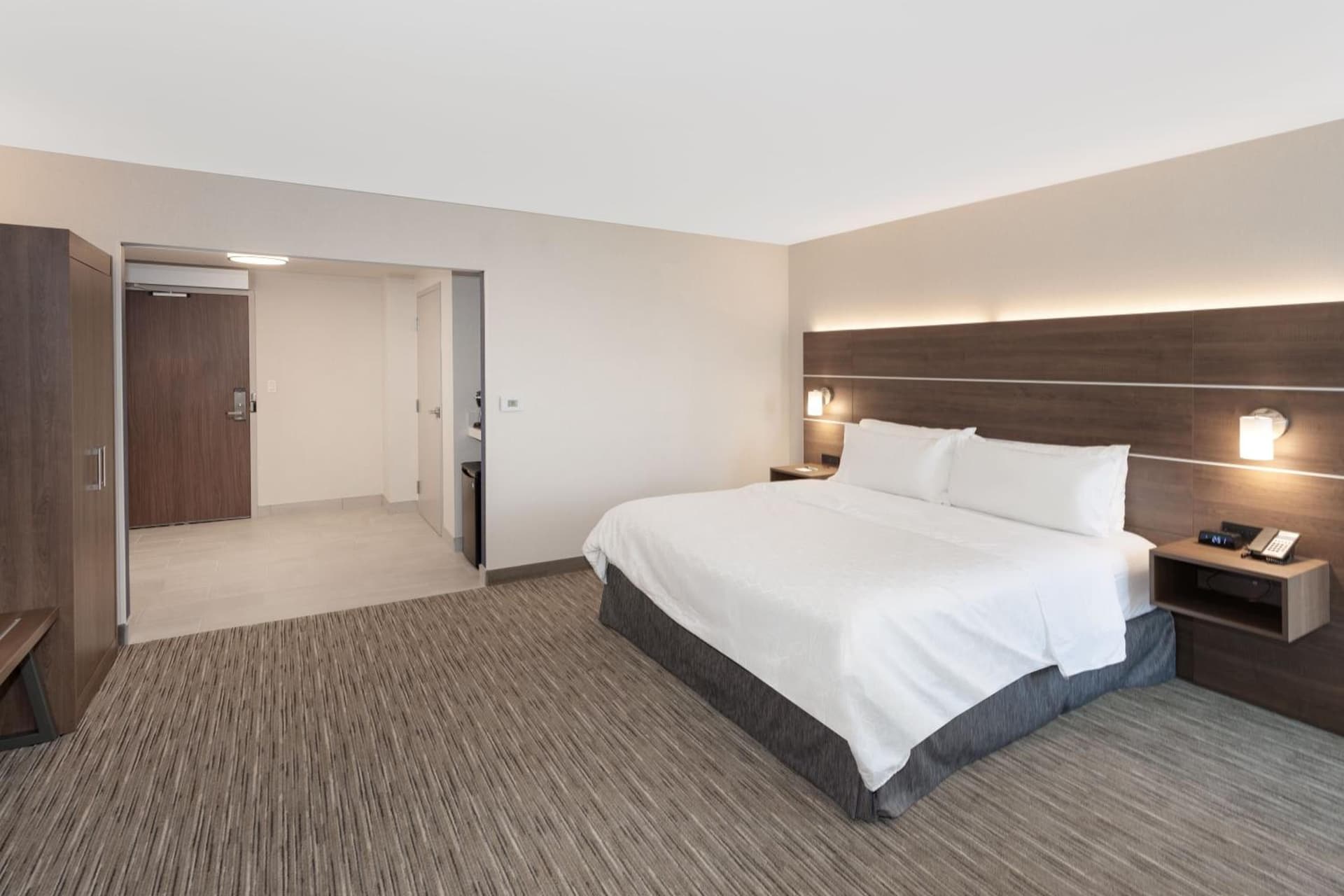 Holiday Inn Express Hotel & Suites Ottawa Airport by IHG