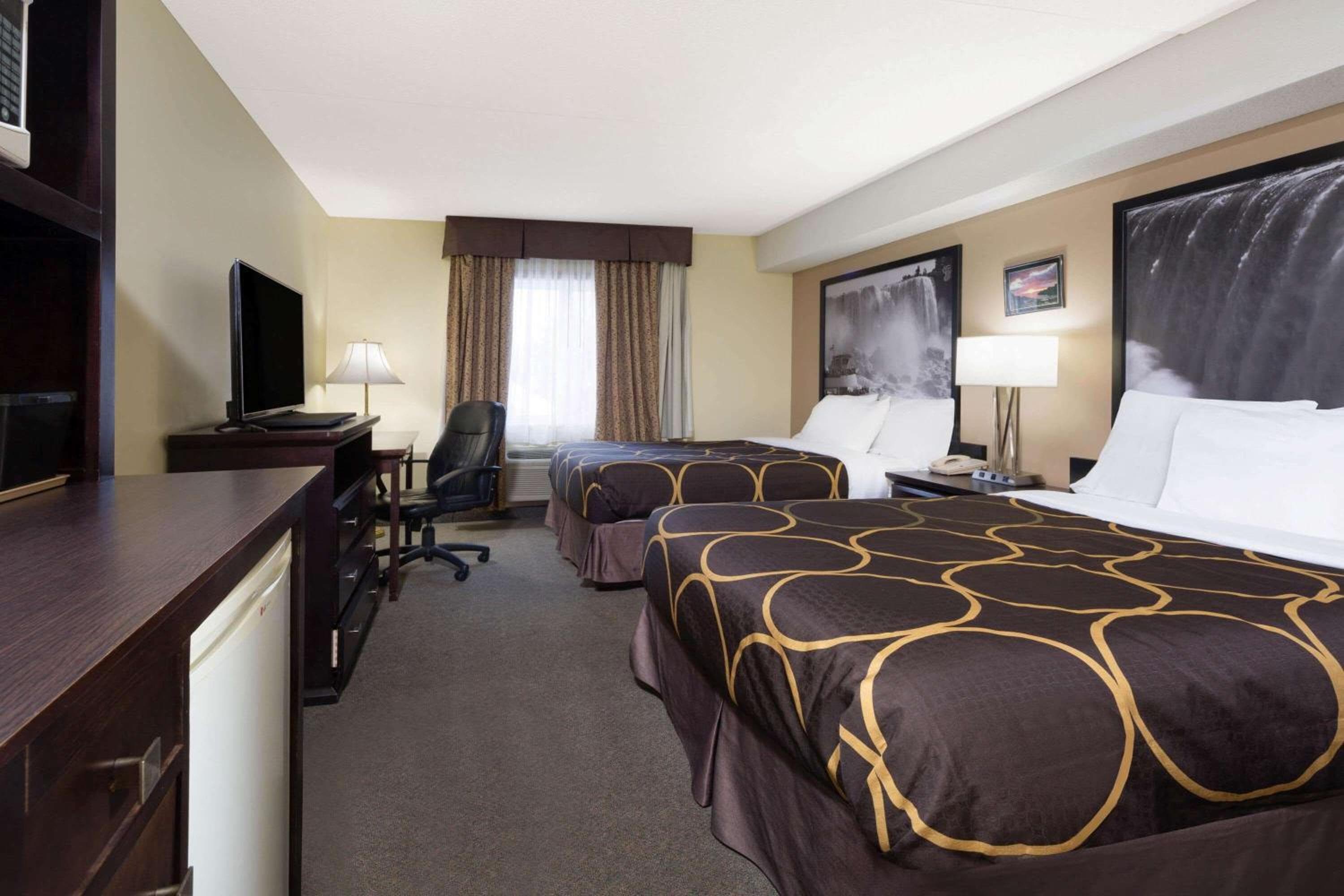 Super 8 by Wyndham Niagara Falls by the Falls