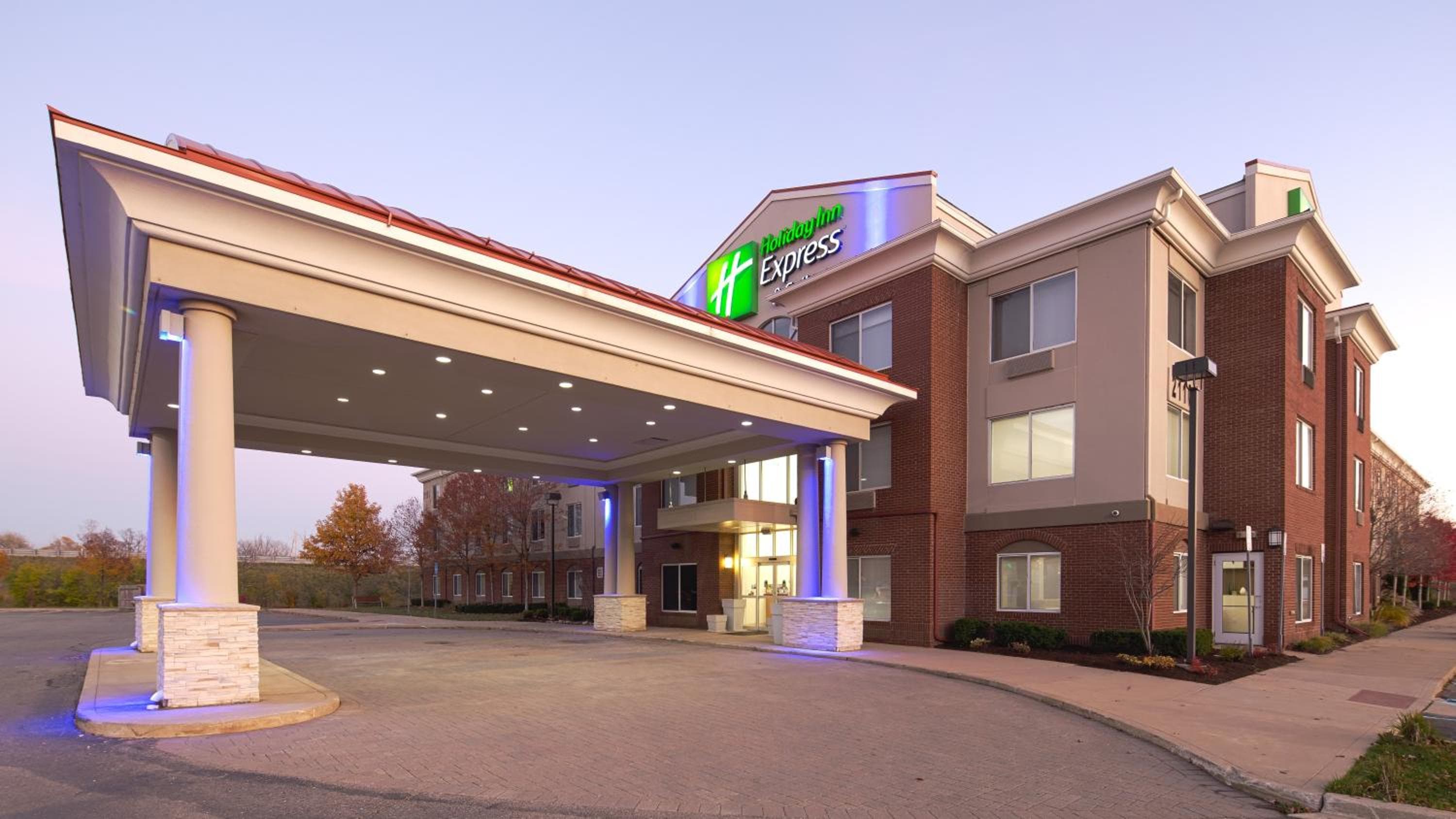 Holiday Inn Express & Suites Detroit - Farmington Hills by IHG