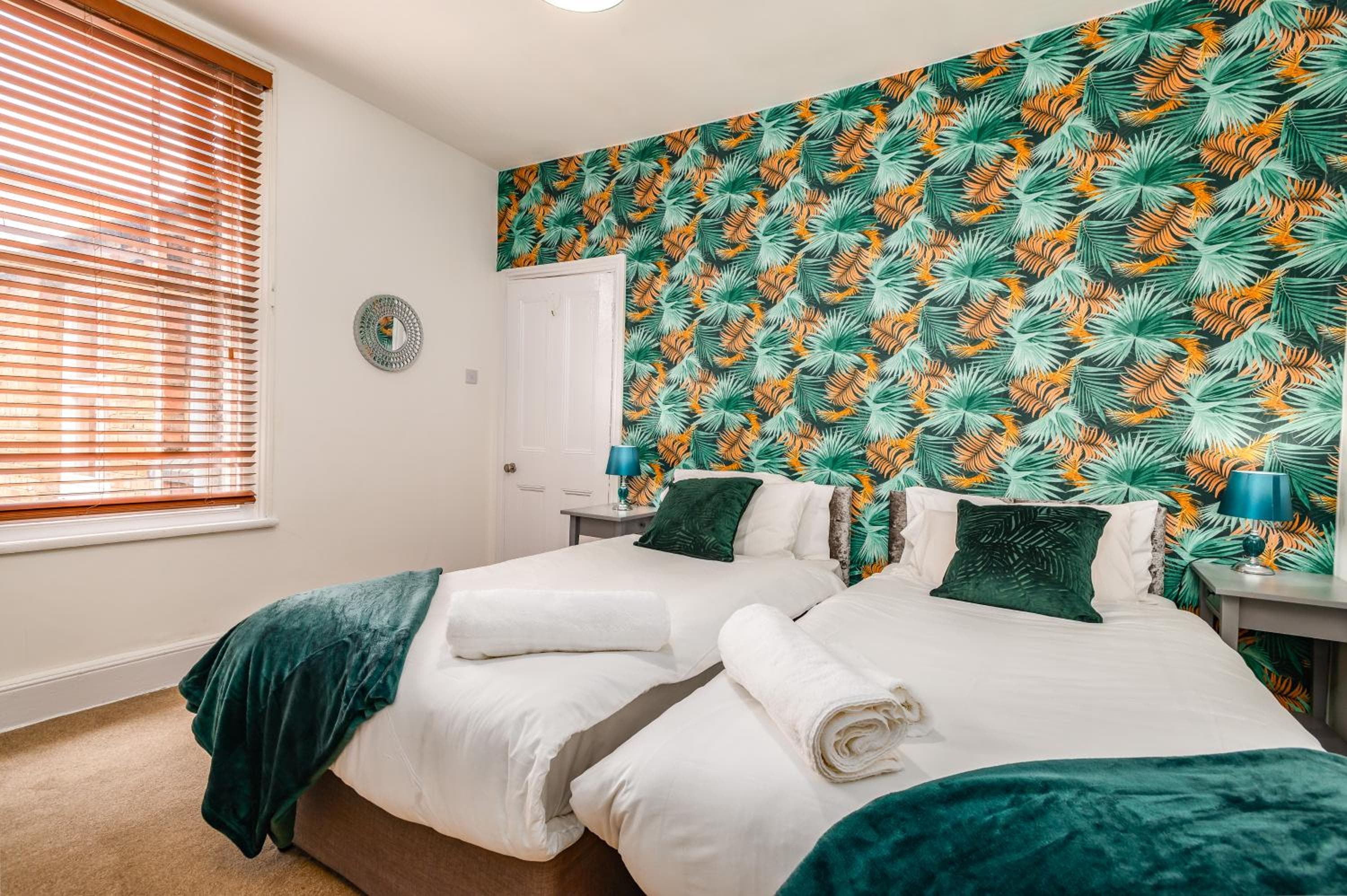 Spacious Contractor House for Large Groups - Private Parking