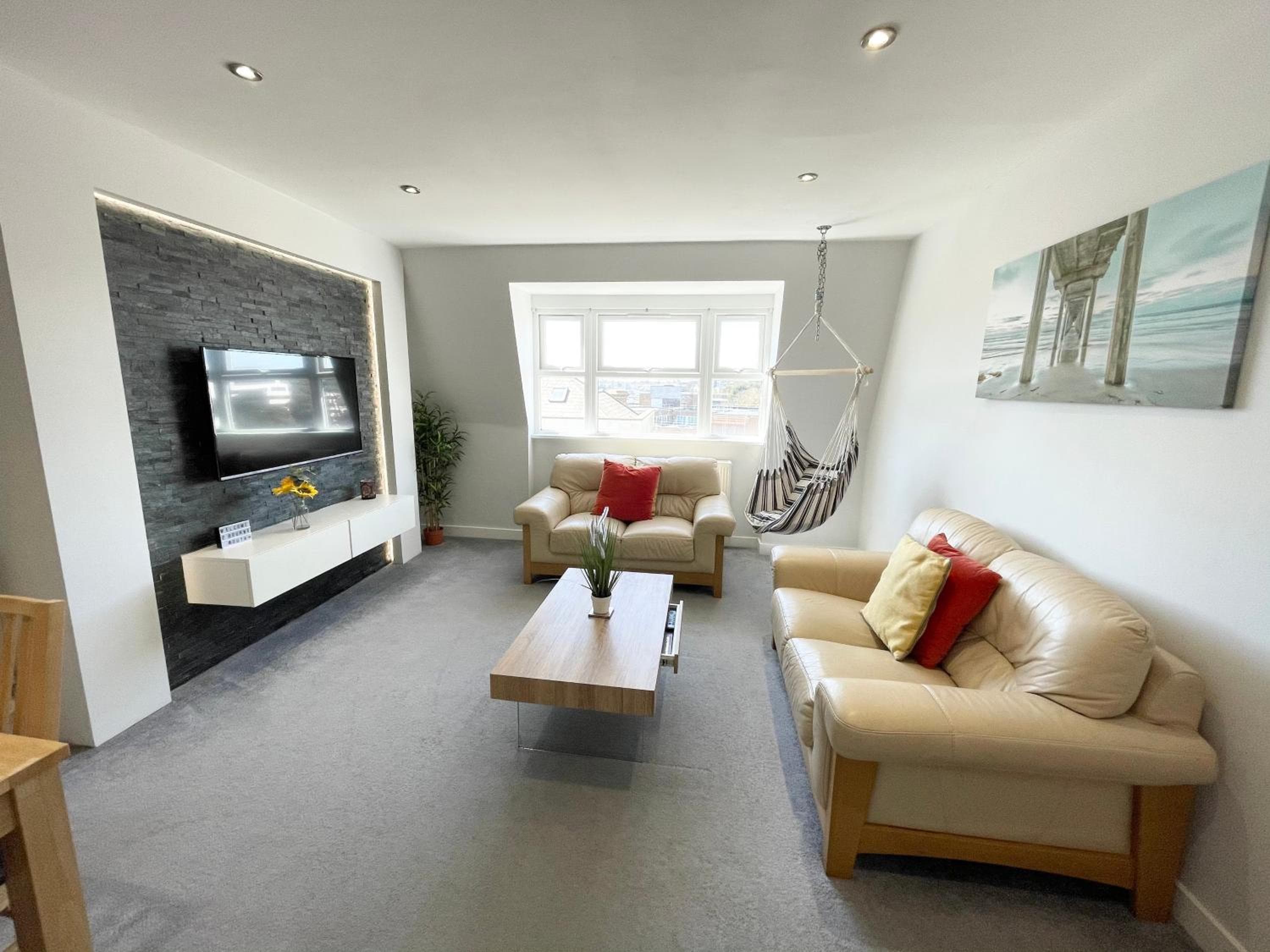 The Lansdowne Hideaway - Brought to you by Coastline Retreats - Newly Refurbished Town centre, Close to beach, Large Jet bath with TV, Netflix, swing and P