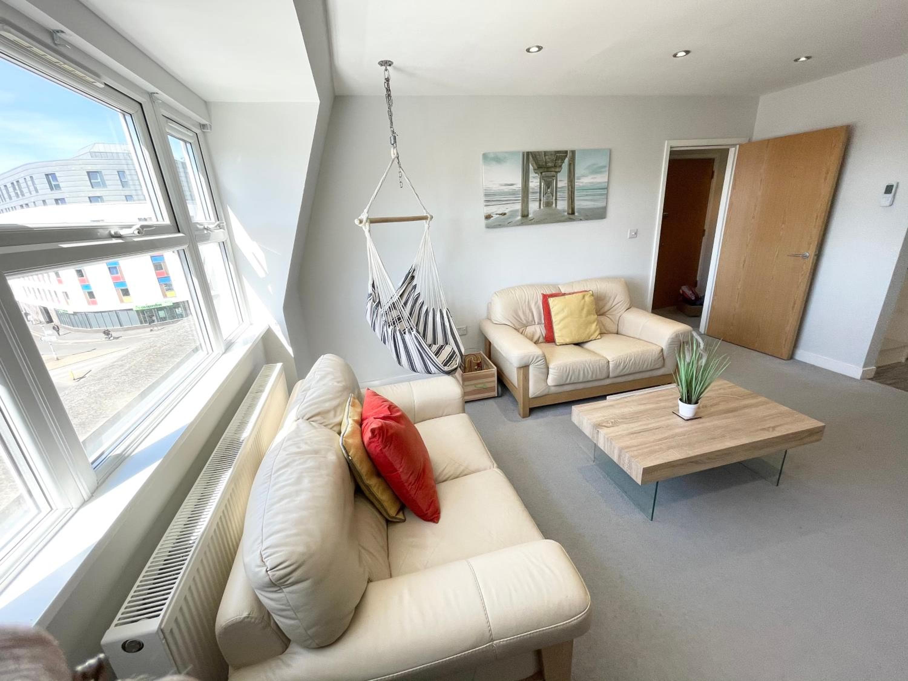 The Lansdowne Hideaway - Brought to you by Coastline Retreats - Newly Refurbished Town centre, Close to beach, Large Jet bath with TV, Netflix, swing and P