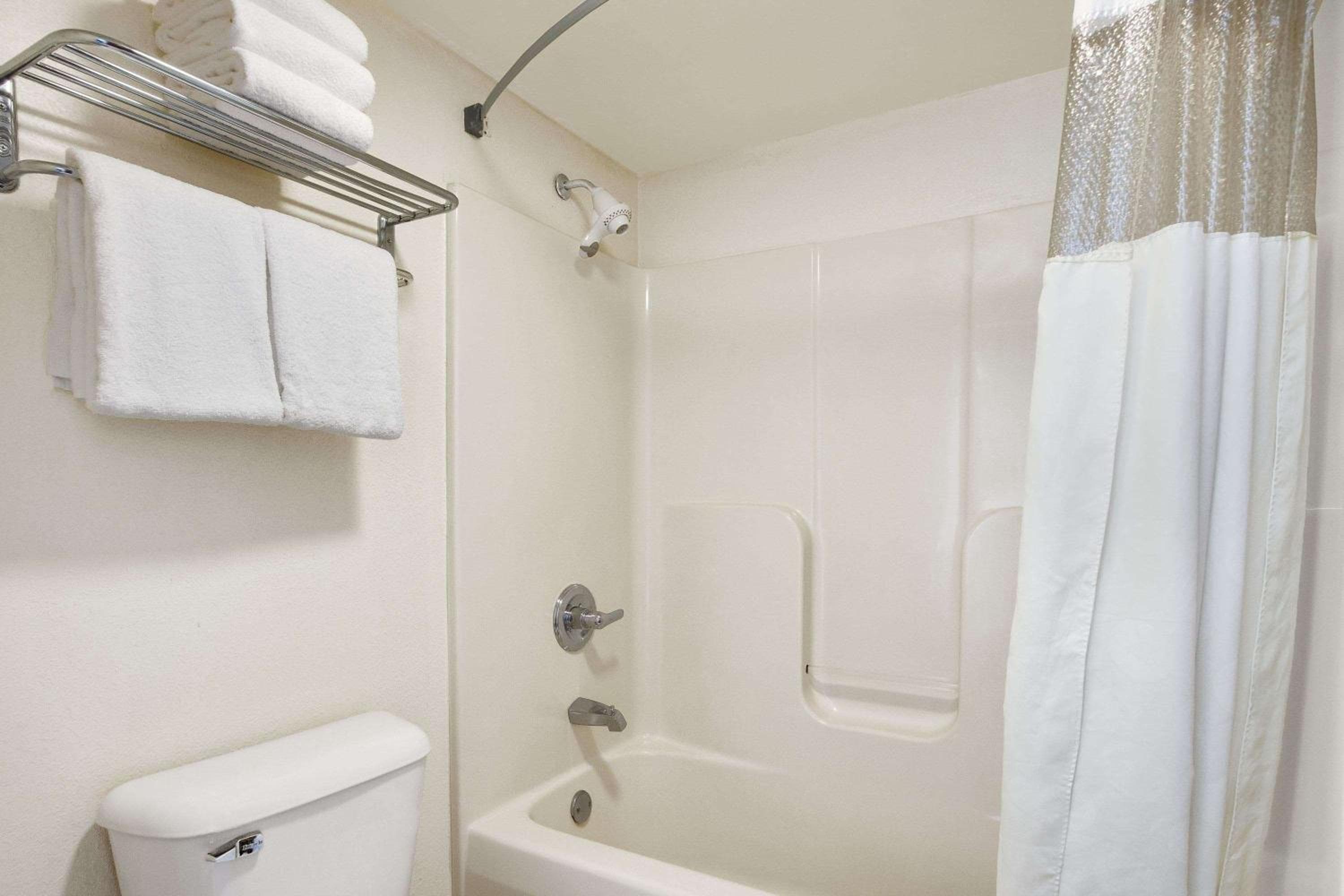 Days Inn By Wyndham Lexington-Columbia