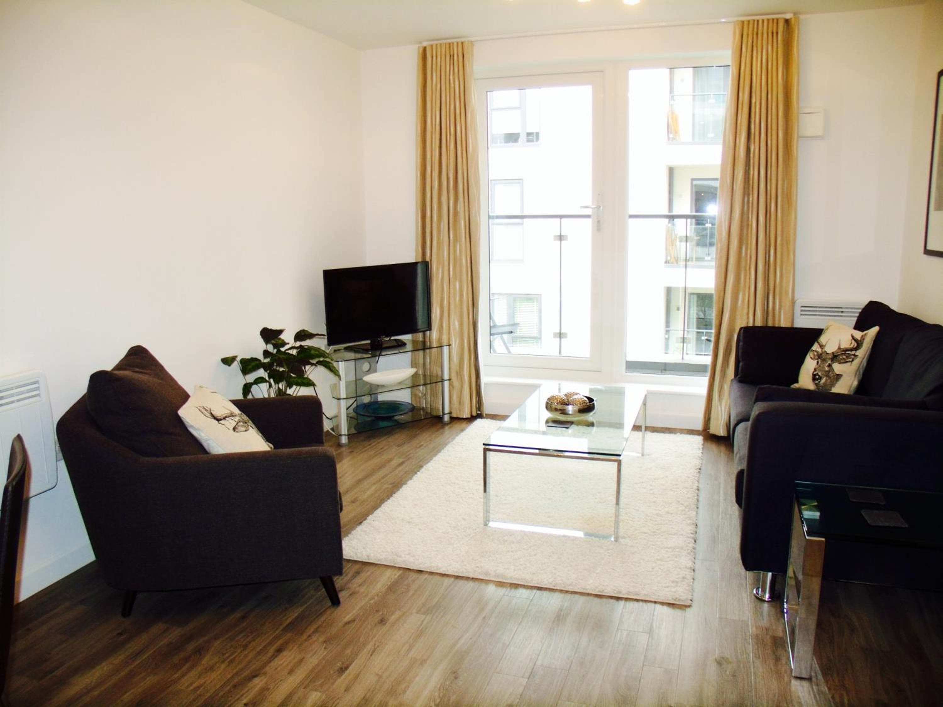 New Central Woking 1 and 2 Bedroom Apartments with Free Gym, close to Train Station
