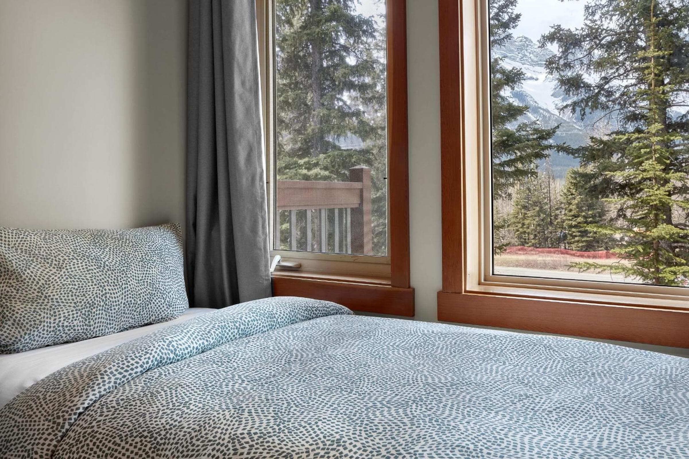 Newly Renovated Grizzly Lodge, Spacious 3BR 2BA with open pool, hot tub