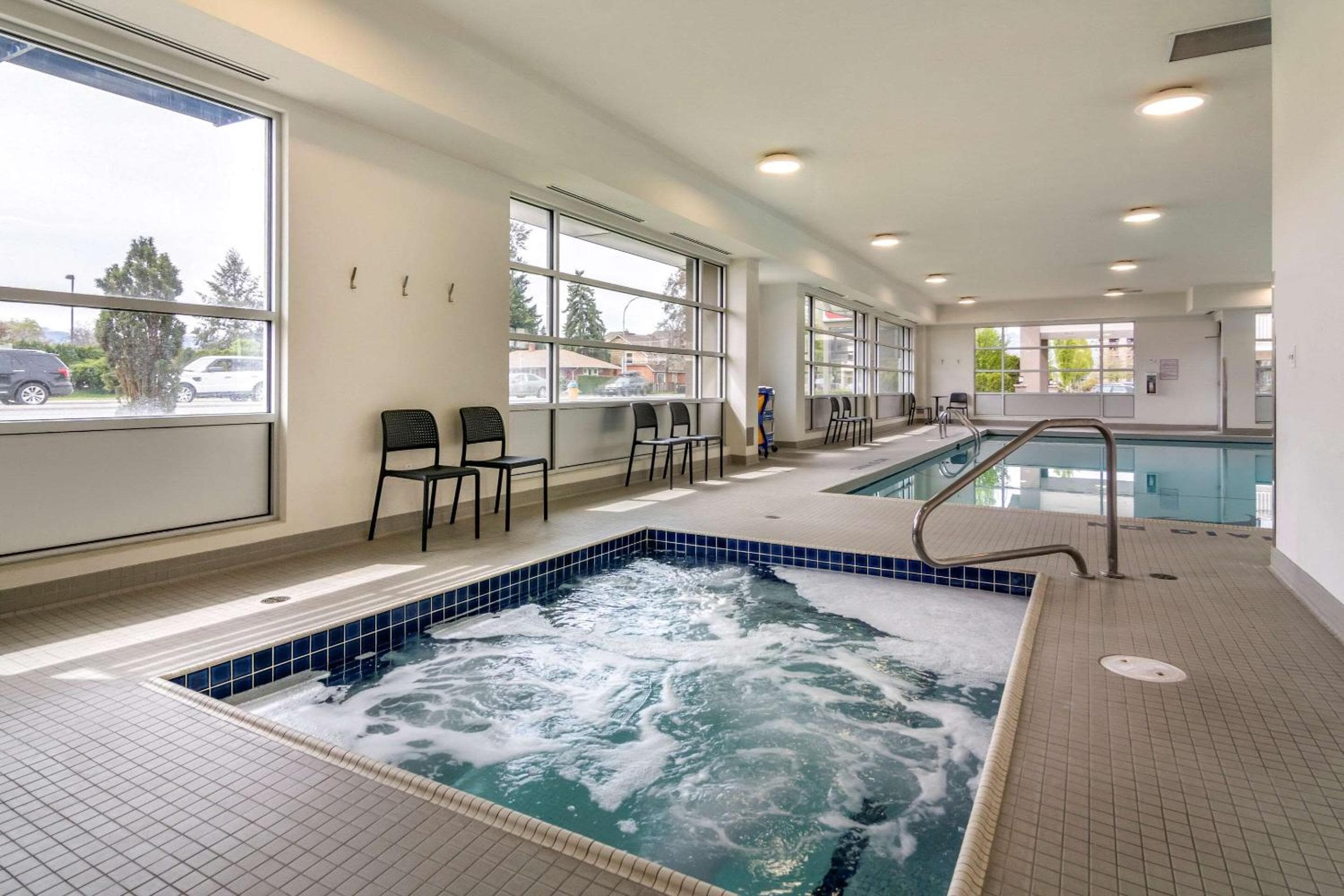 Econo Lodge Inn & Suites