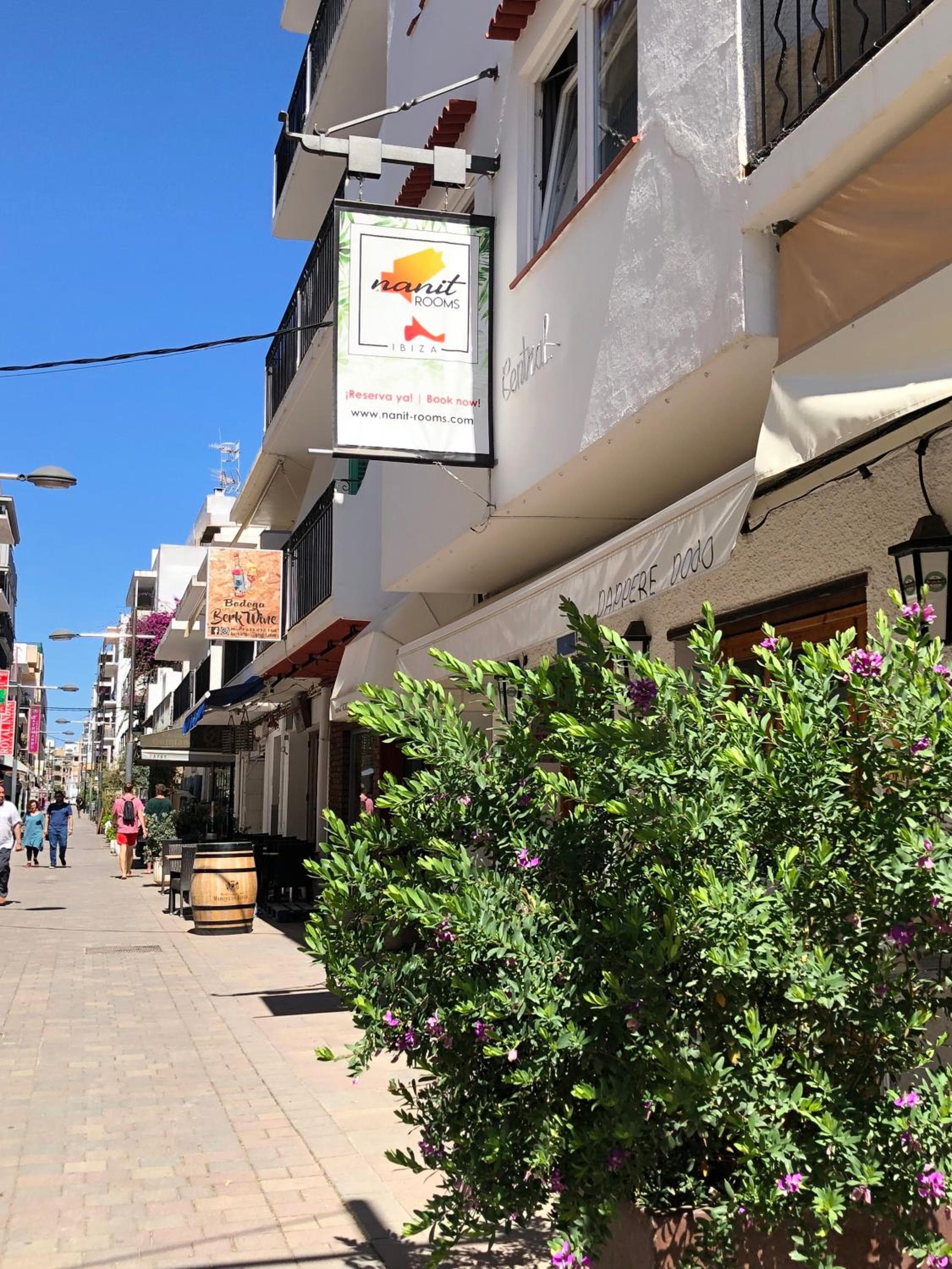 Nanit Rooms Ibiza Hostal