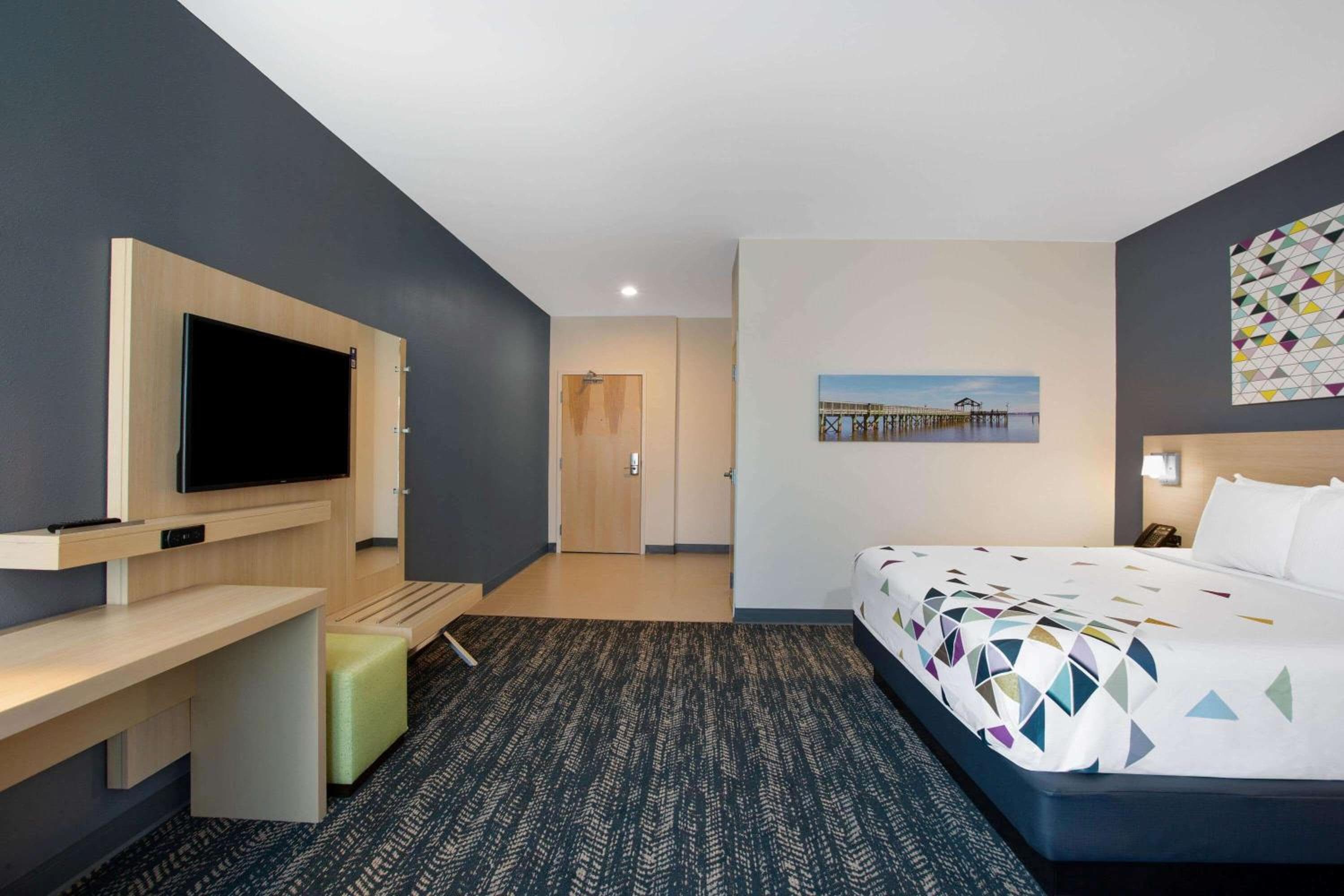 La Quinta Inn & Suites by Wyndham Manassas, VA- Dulles Airport