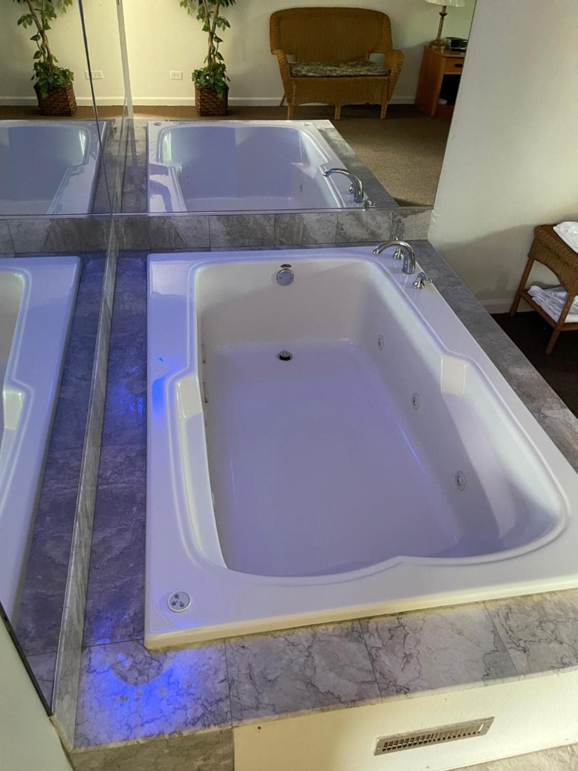 VIBE INN - WHIRLPOOLS SUITES - Lyons