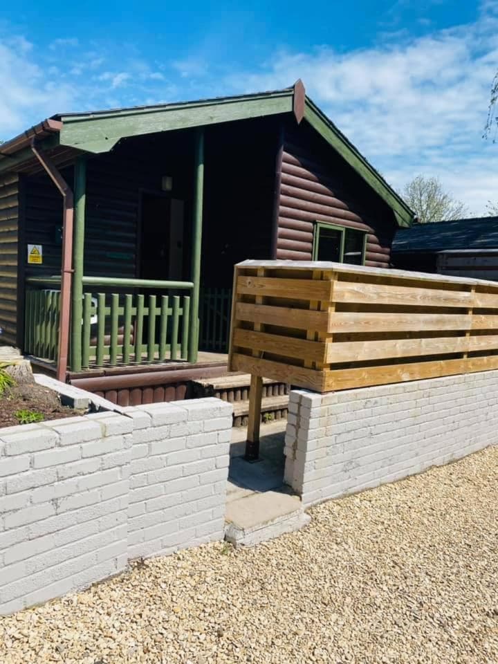 Otter 2 Lodge - Private Hot Tub- Dog Friendly - Wiltshire-Bristol