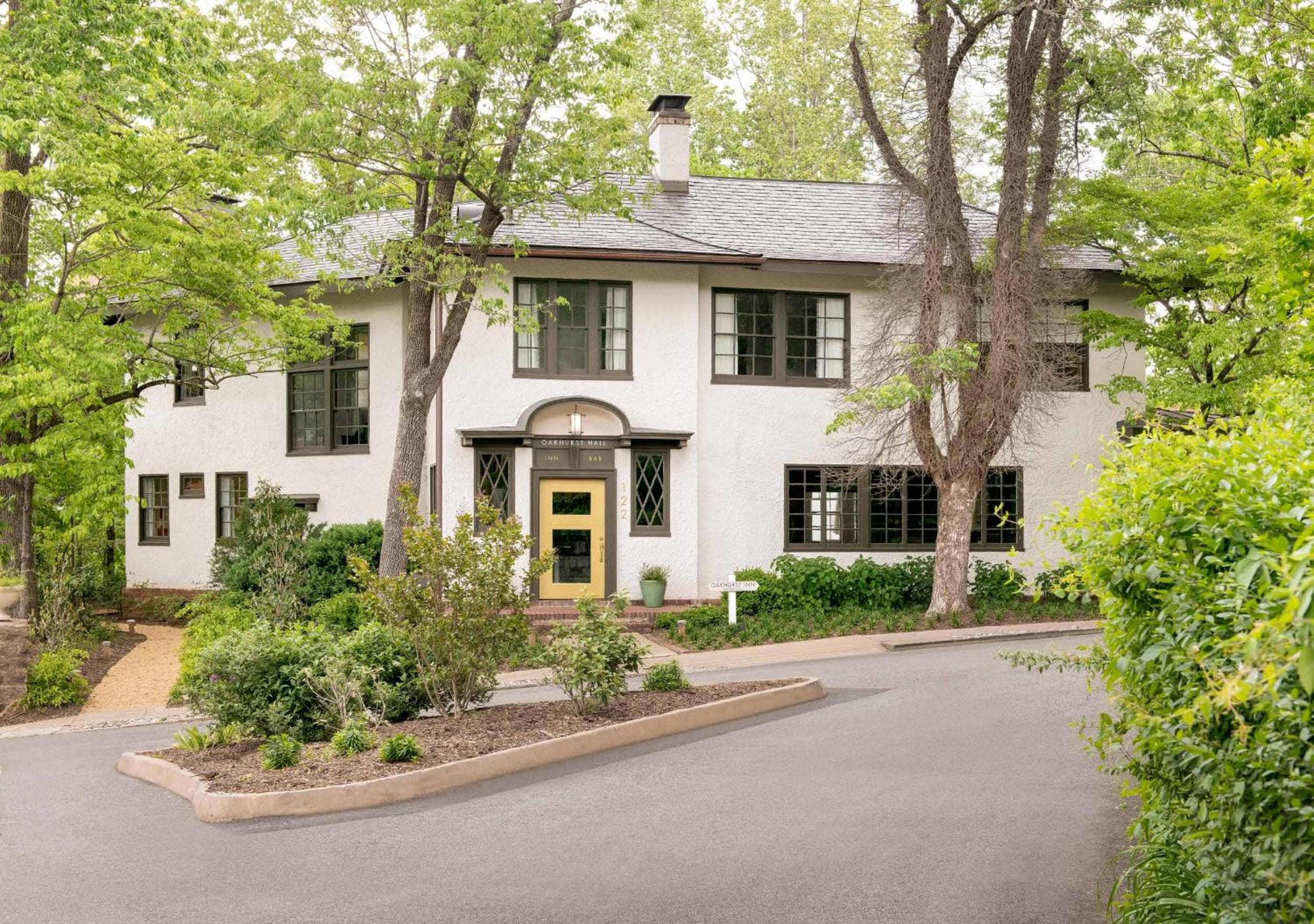 Oakhurst Inn at the University