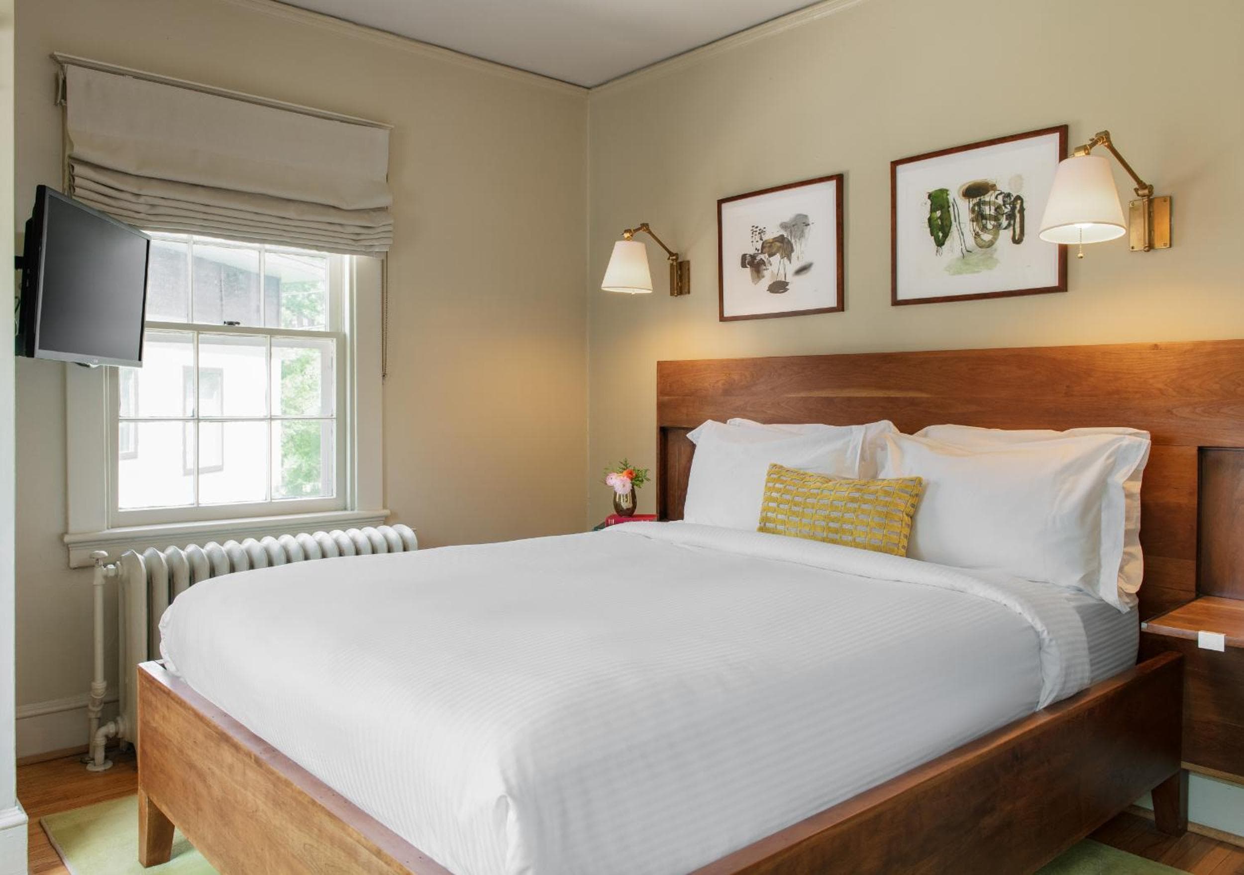Oakhurst Inn at the University
