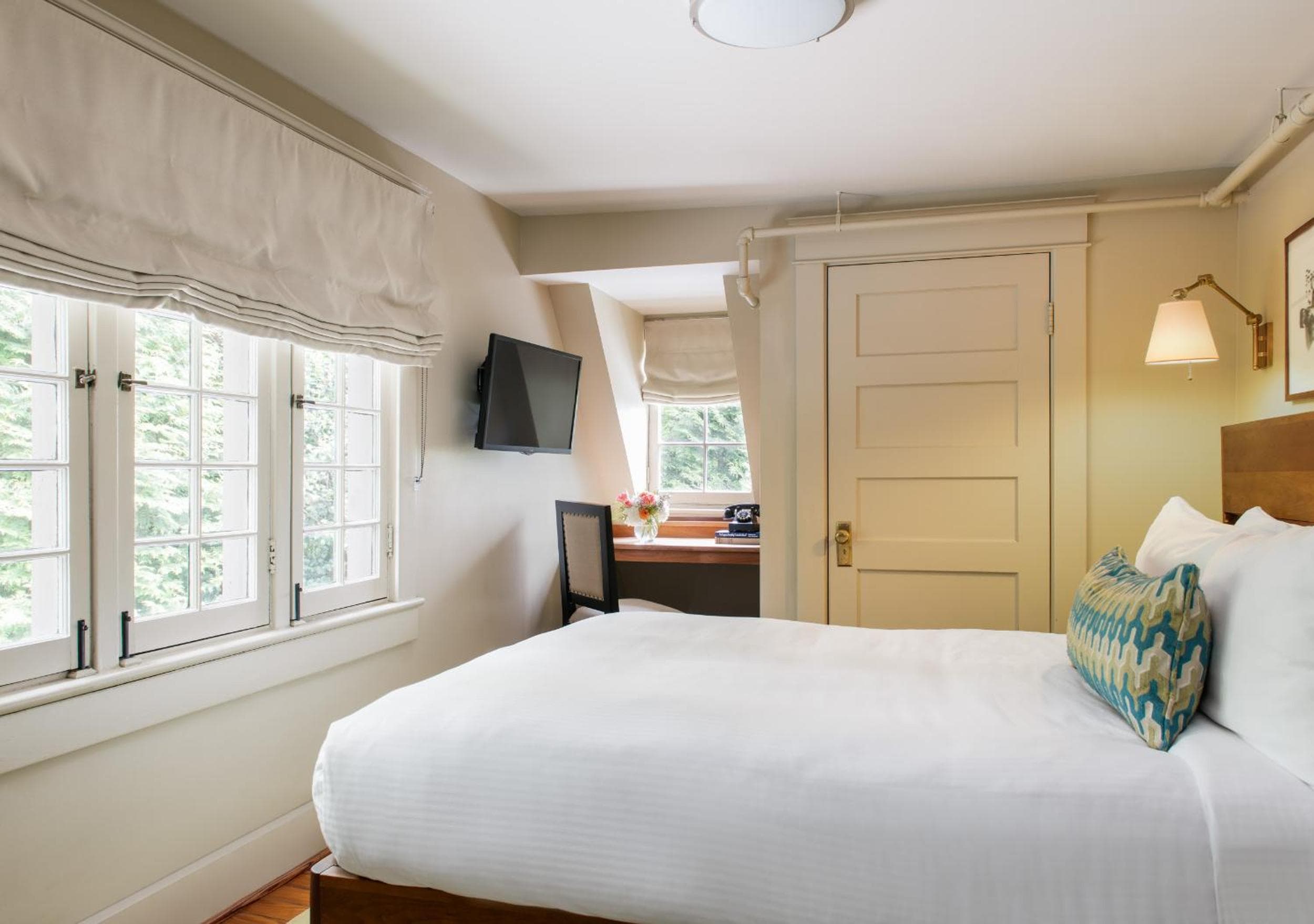 Oakhurst Inn at the University