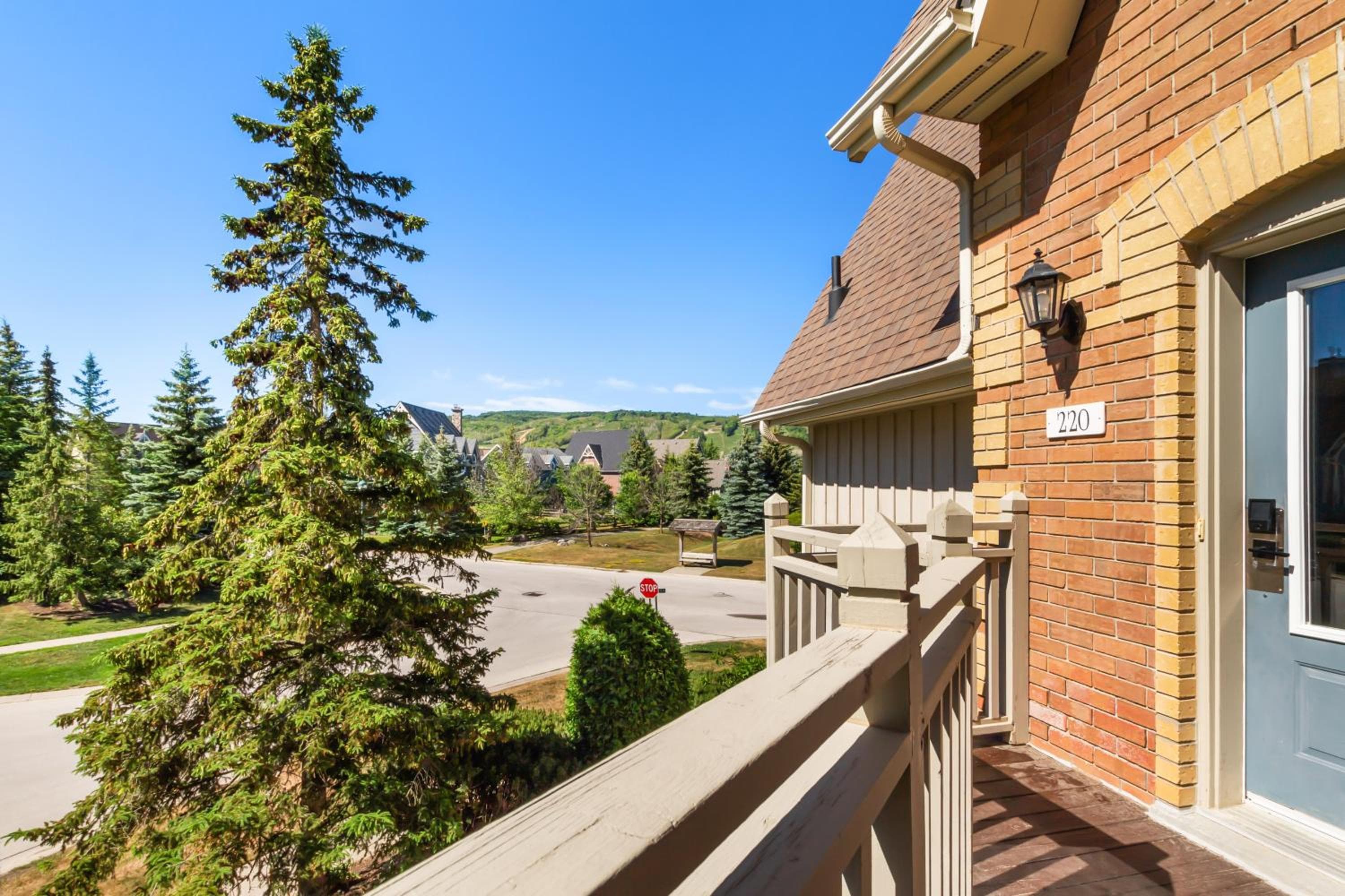 220 Snowbridge w/ Free Shuttle to Village