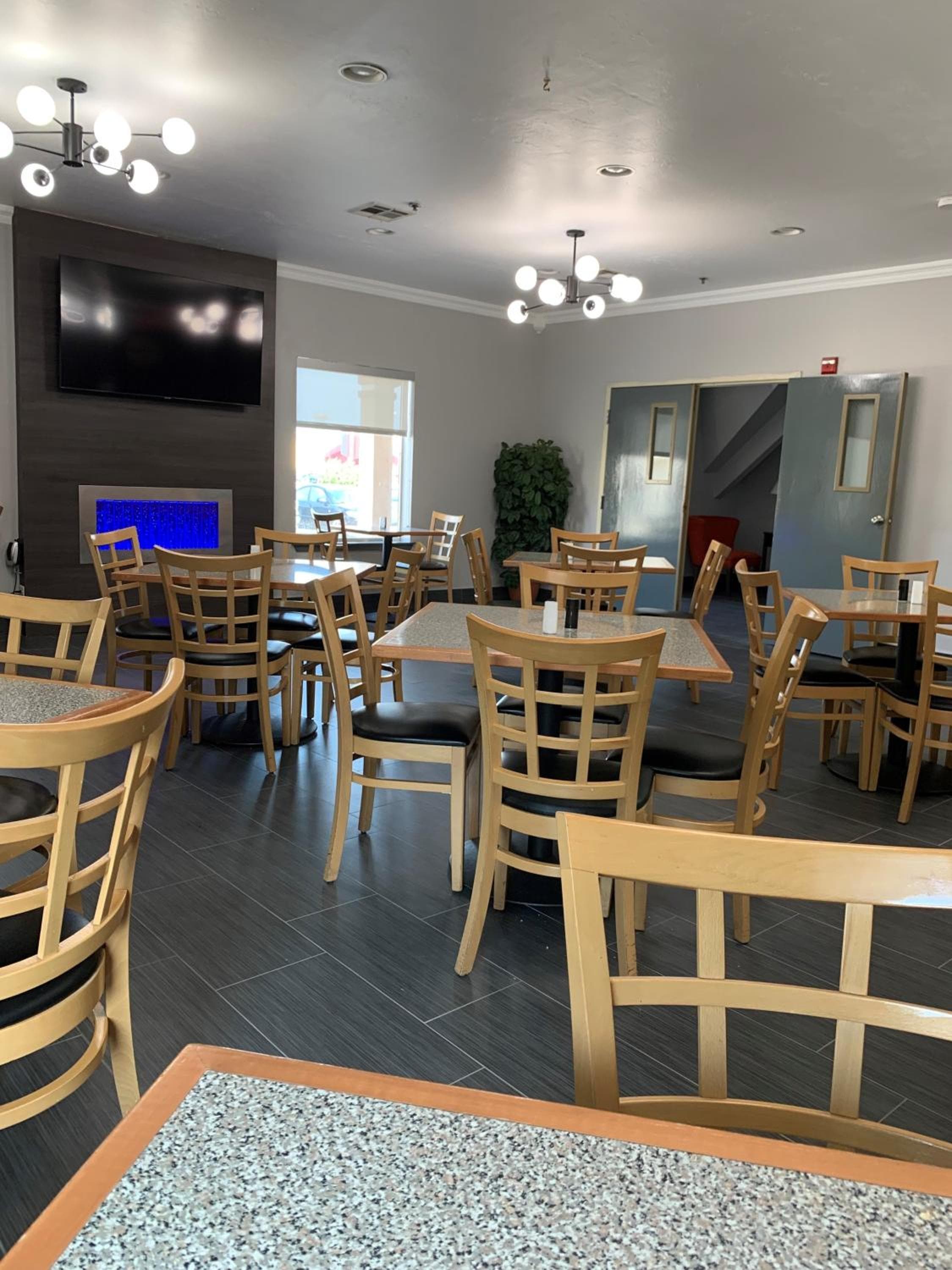 Howard Johnson by Wyndham Oklahoma City OKC Airport, Near Fairgrounds, I40, Free Hot Breakfast, and Pool