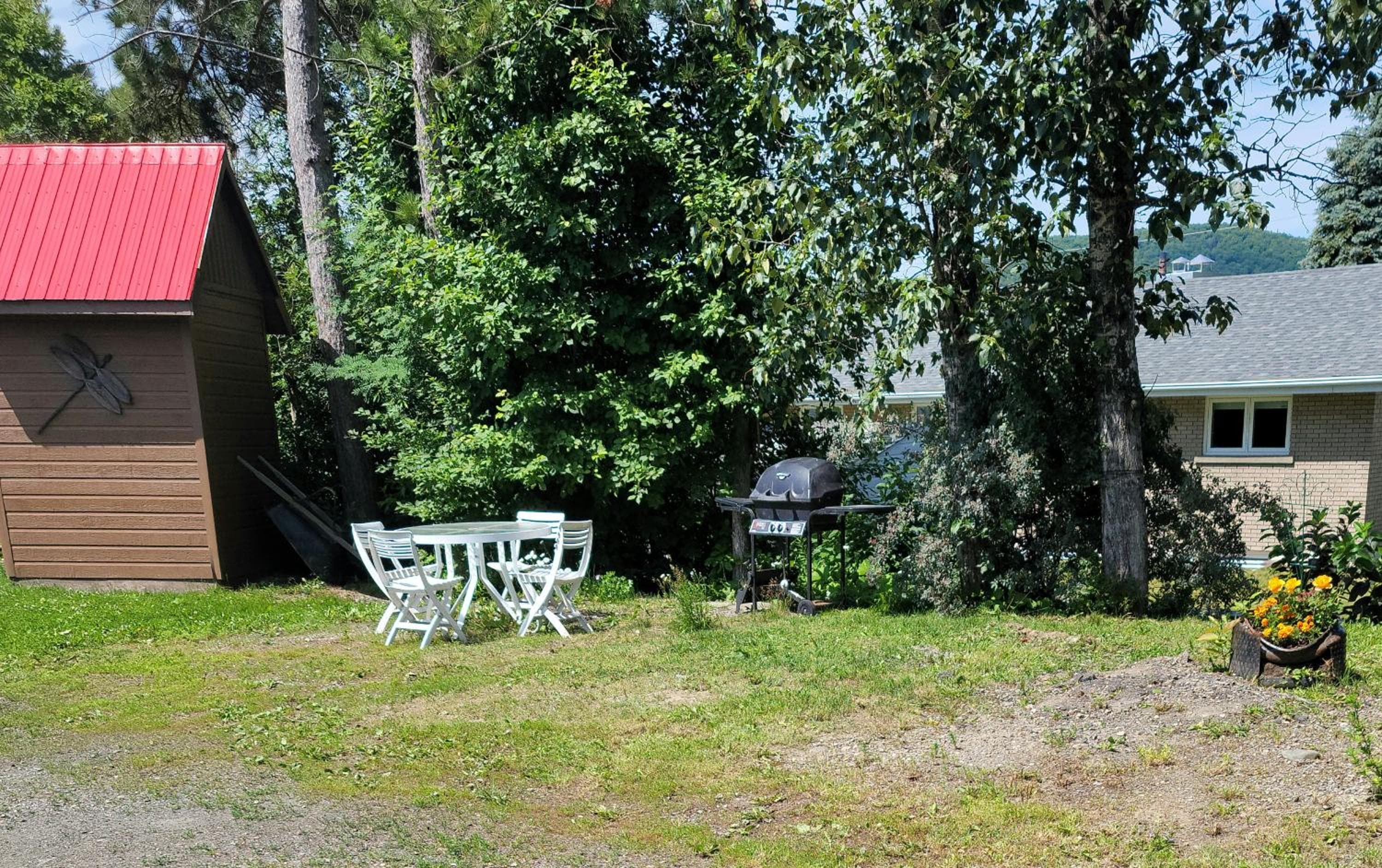 Downtown apartment next to highway netflix+wifi