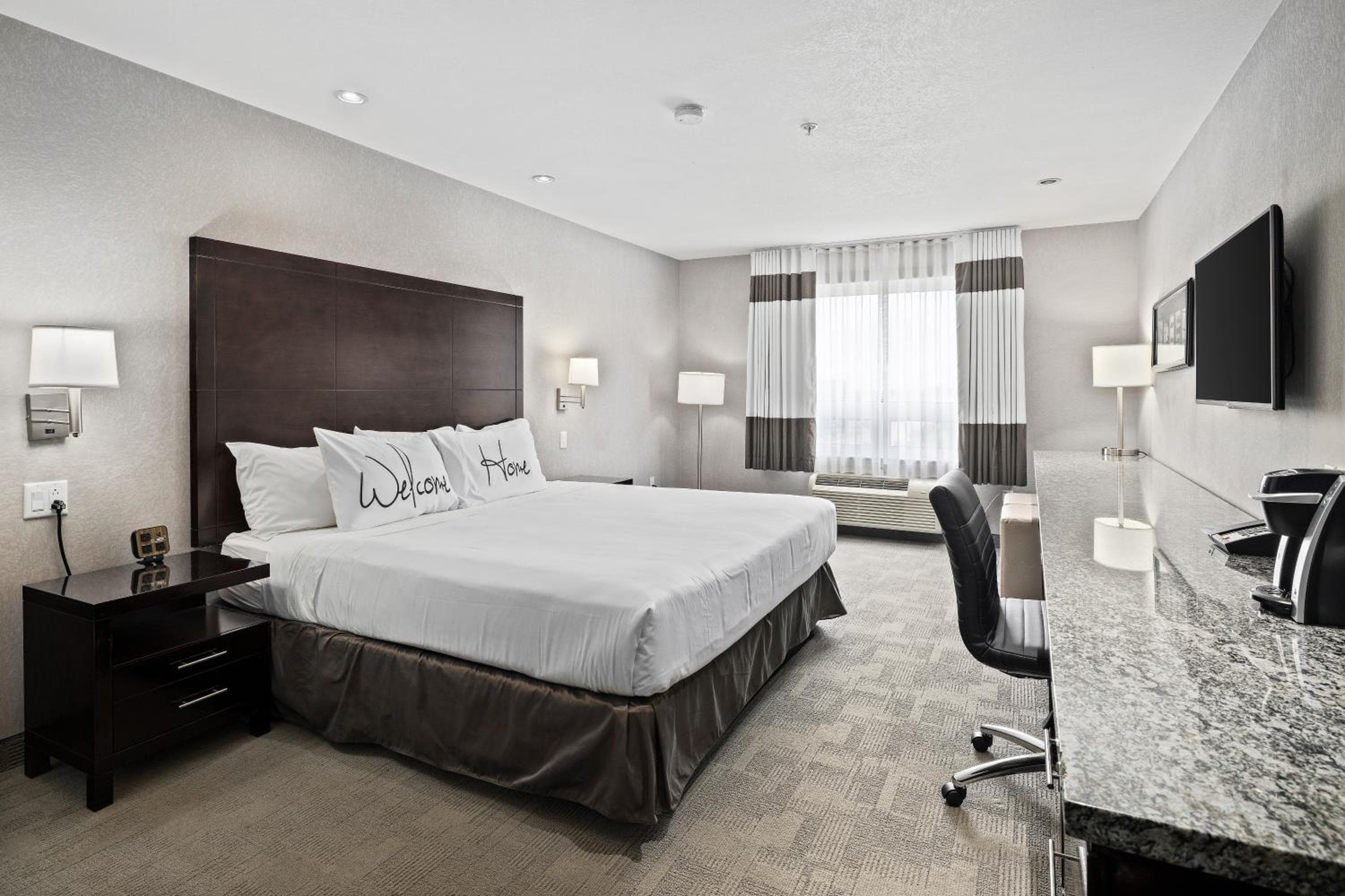 Home Inn & Suites Regina Airport