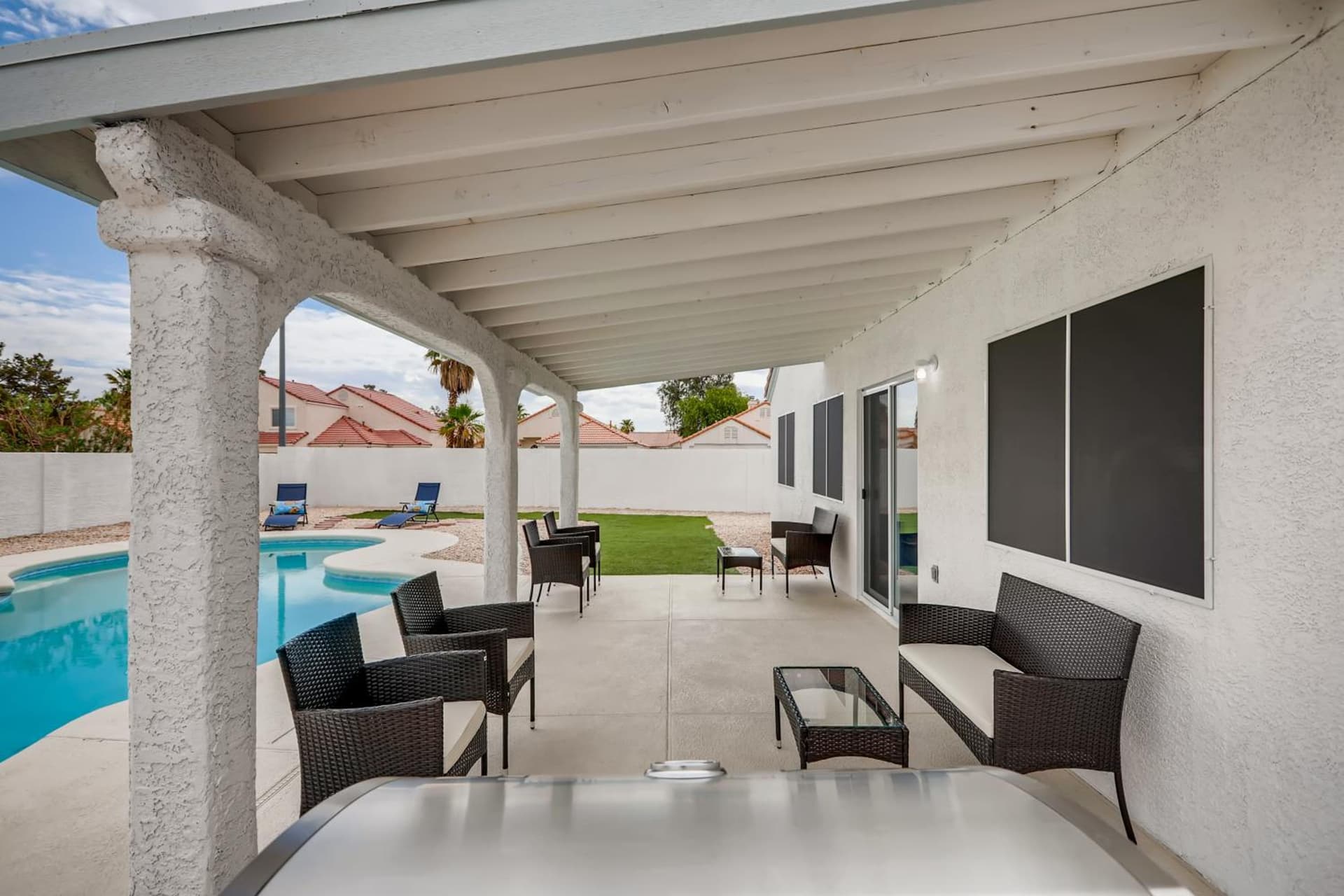 Luxurious House With A Pool, Spa, and Patio, Sleeps 6 Comfortably