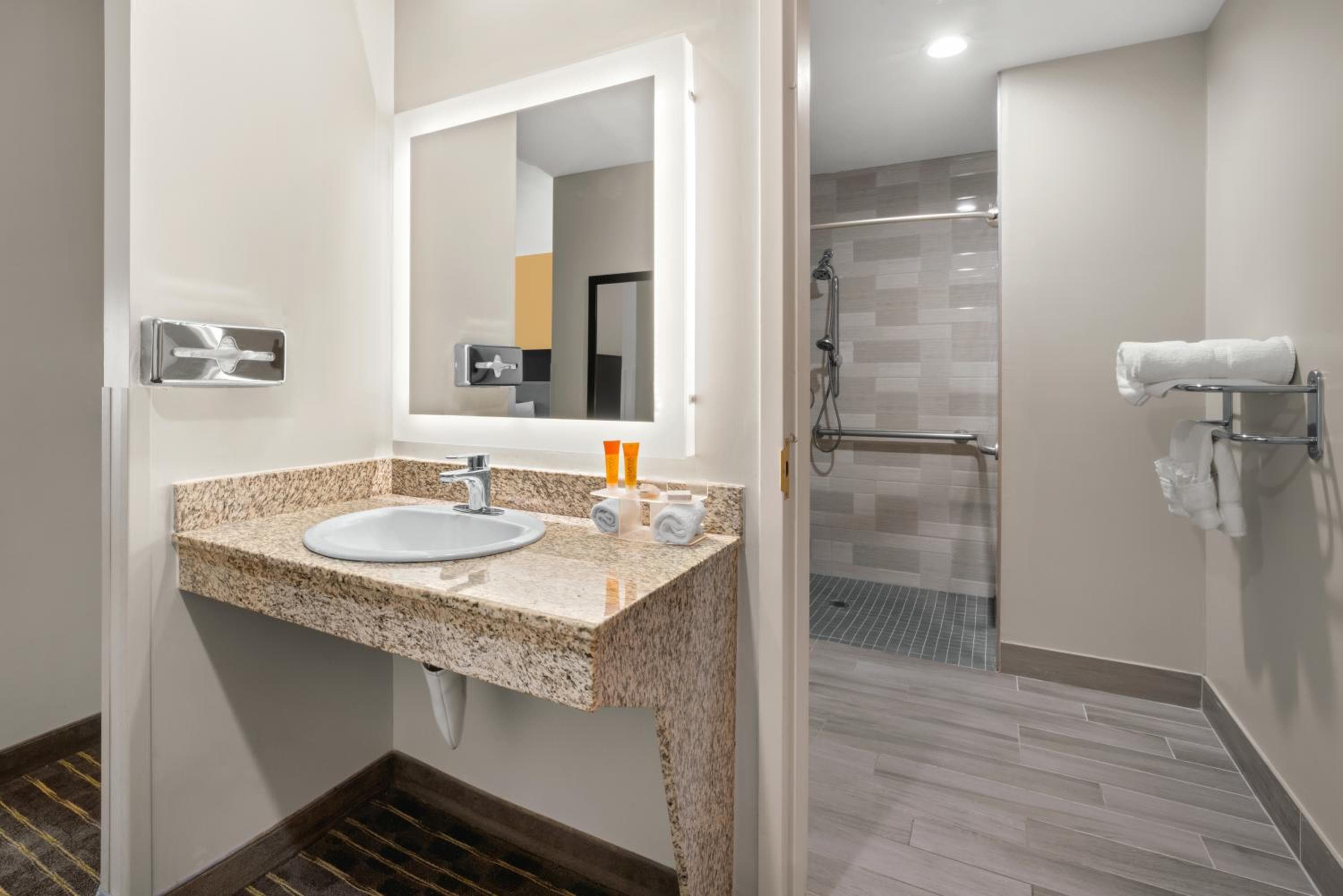 Hotel Aura SFO Airport FREE SHUTTLE