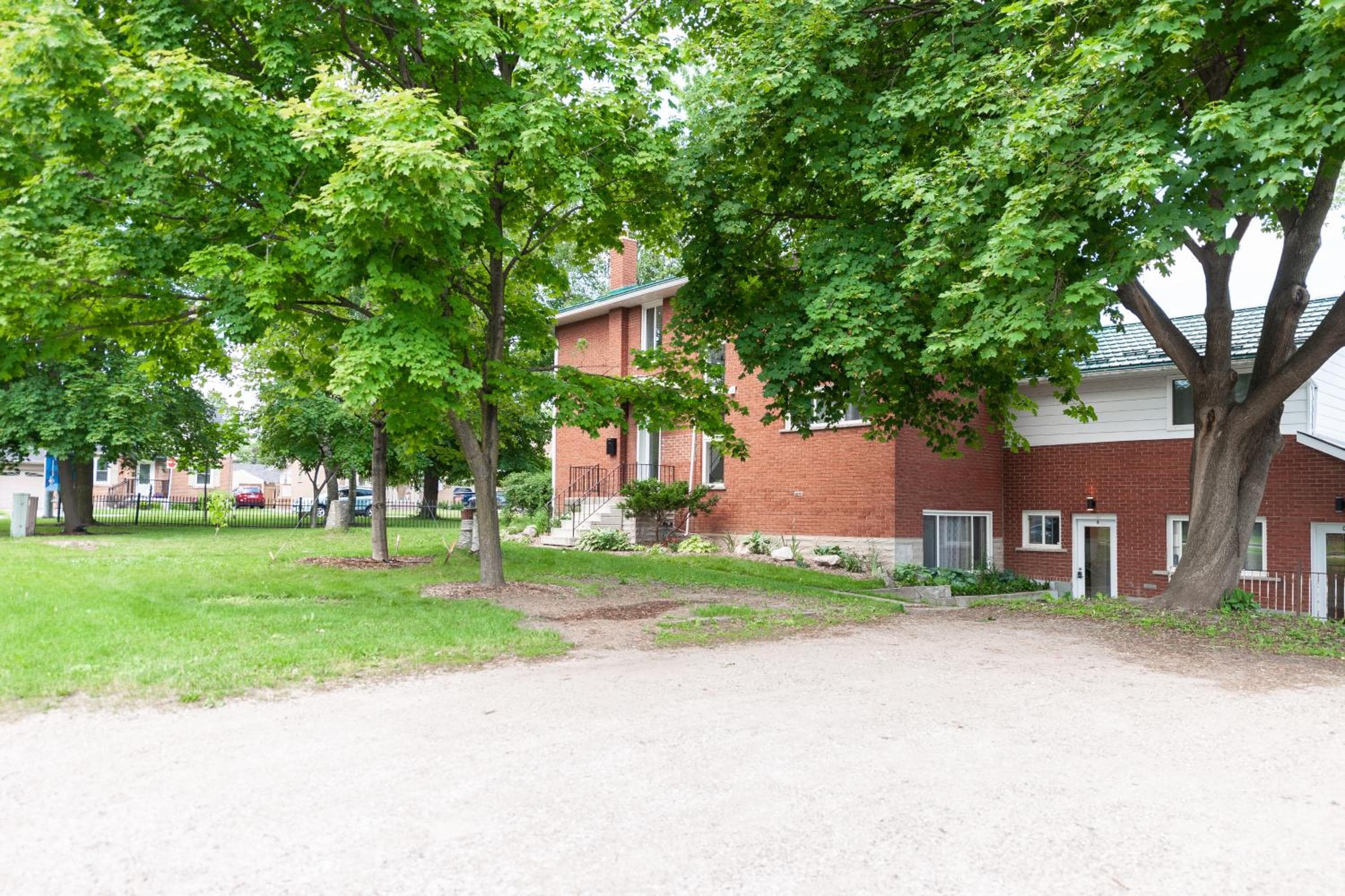 ENTIRE BACHELOR UNIT EN-SUITE UPTOWN WATERLOO - e5