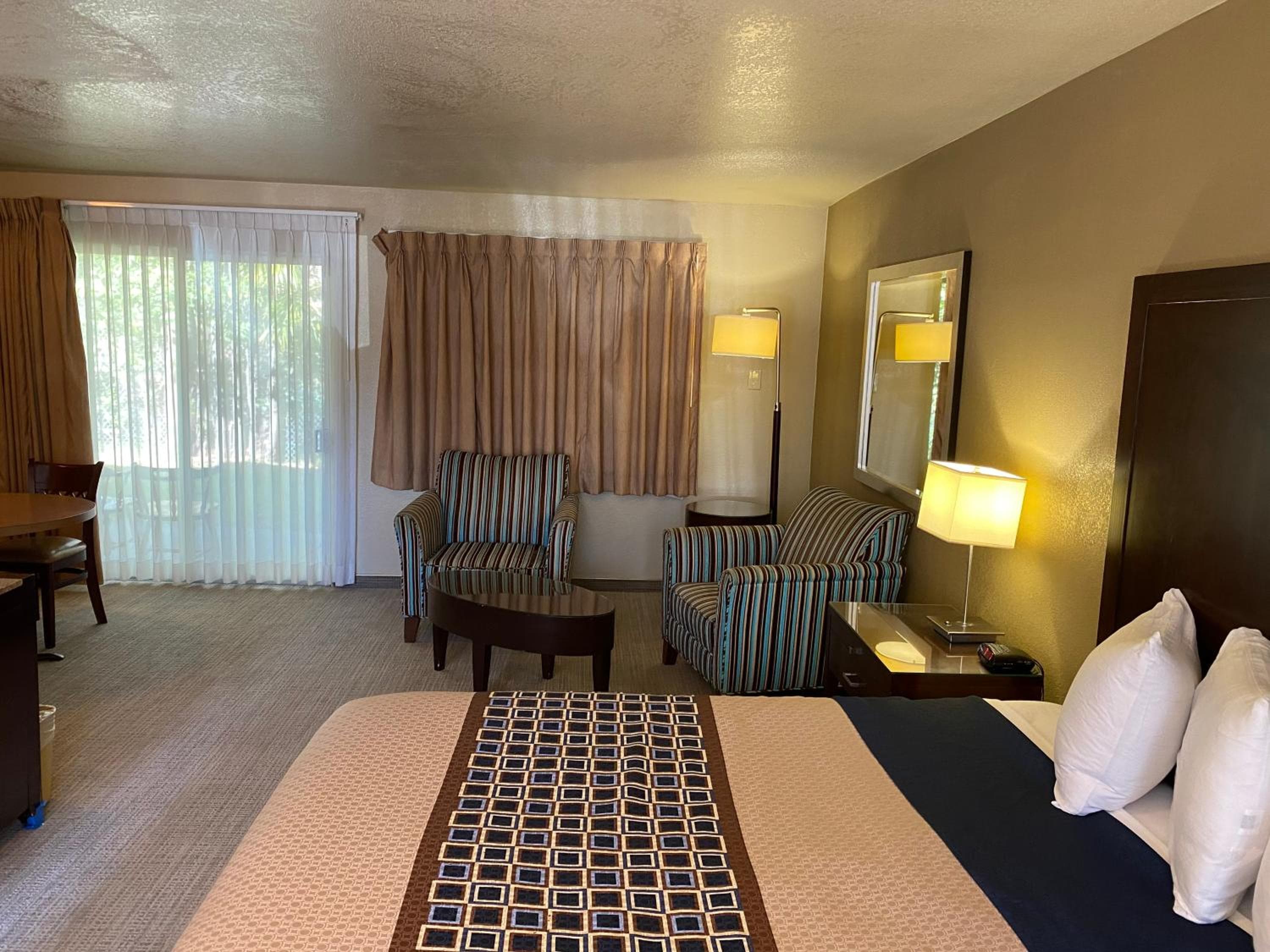 Vino Inn & Suites