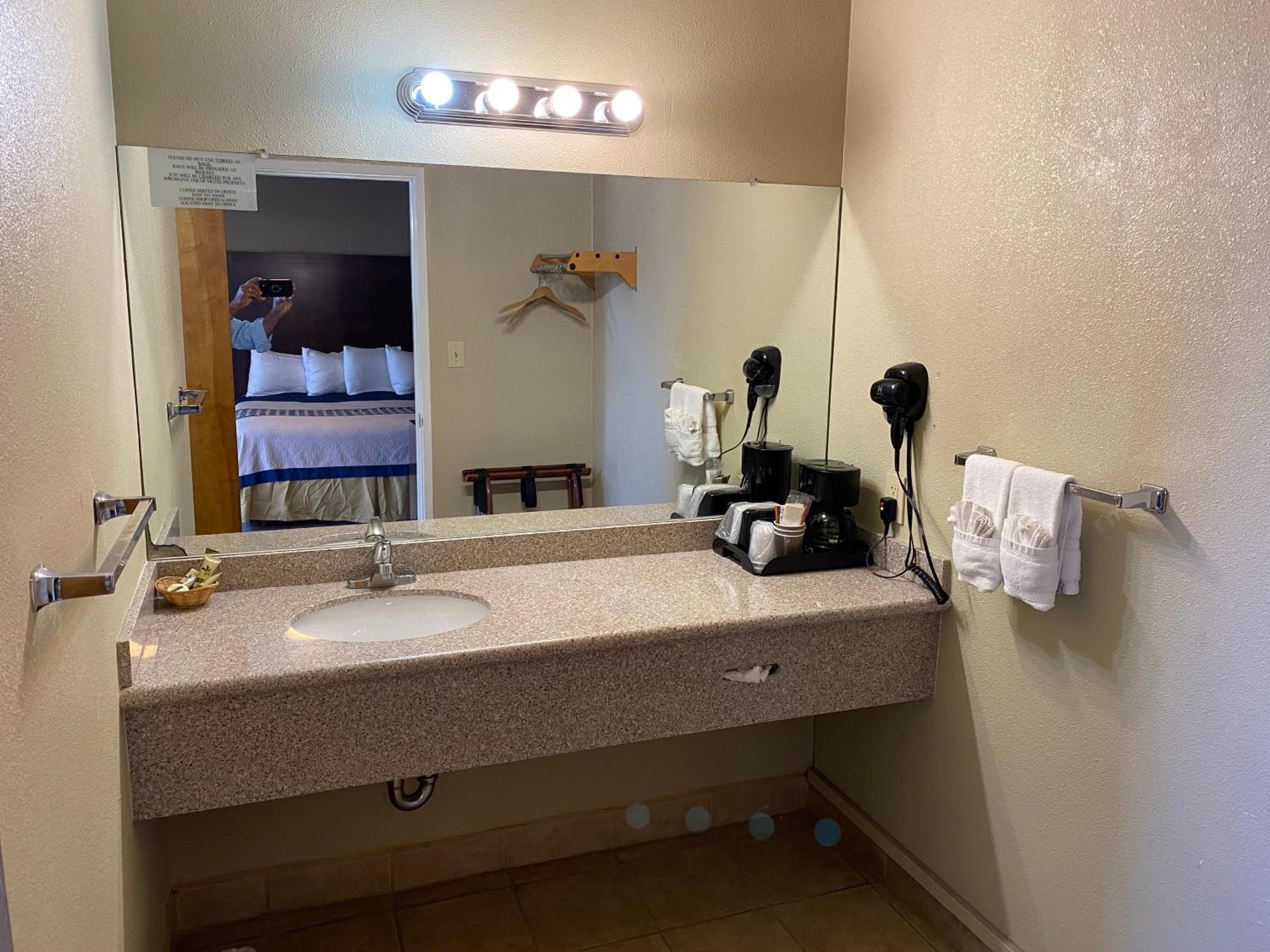 Vino Inn & Suites