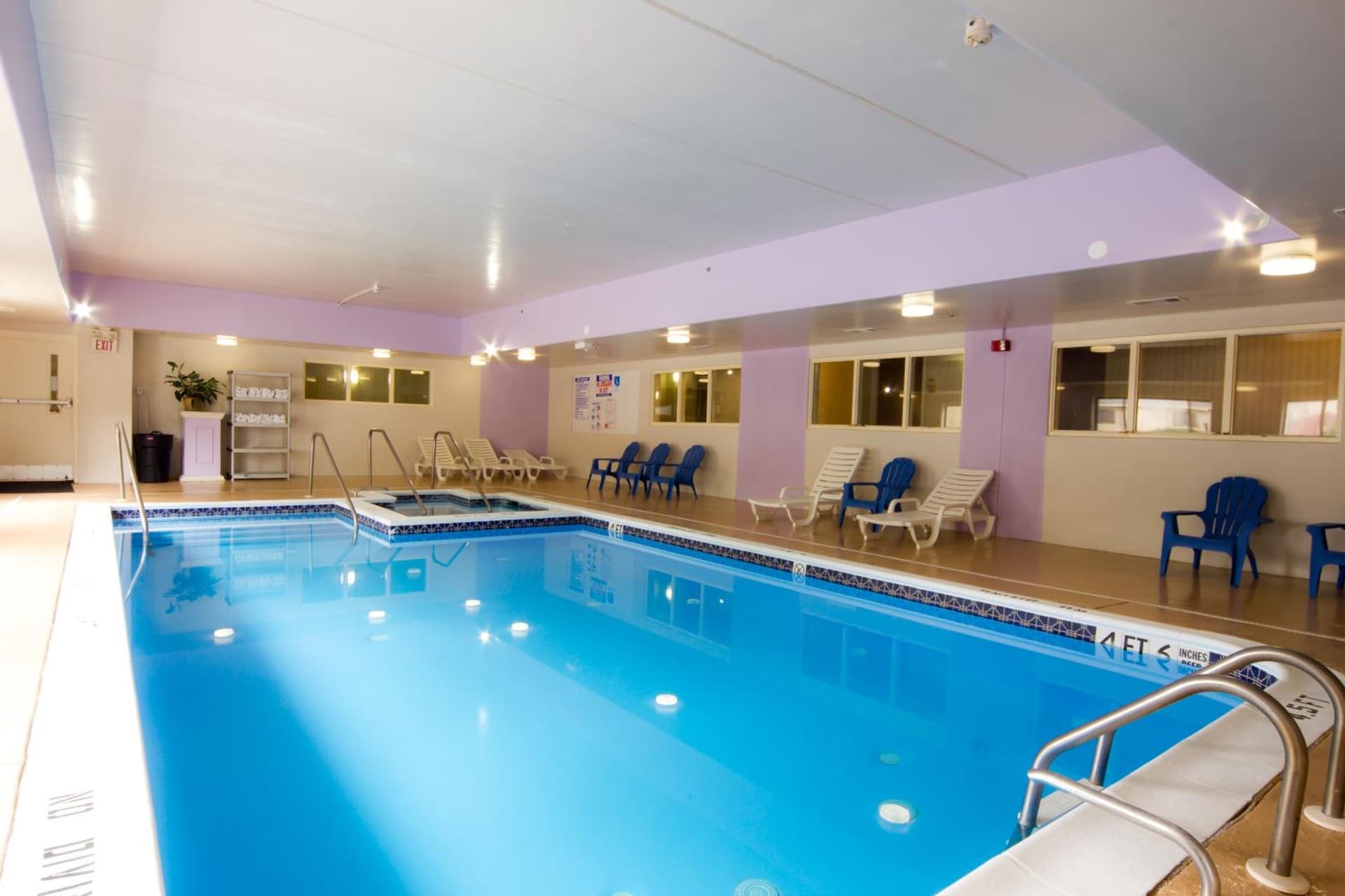 Howard Johnson by Wyndham Allentown/Dorney Hotel & Suites