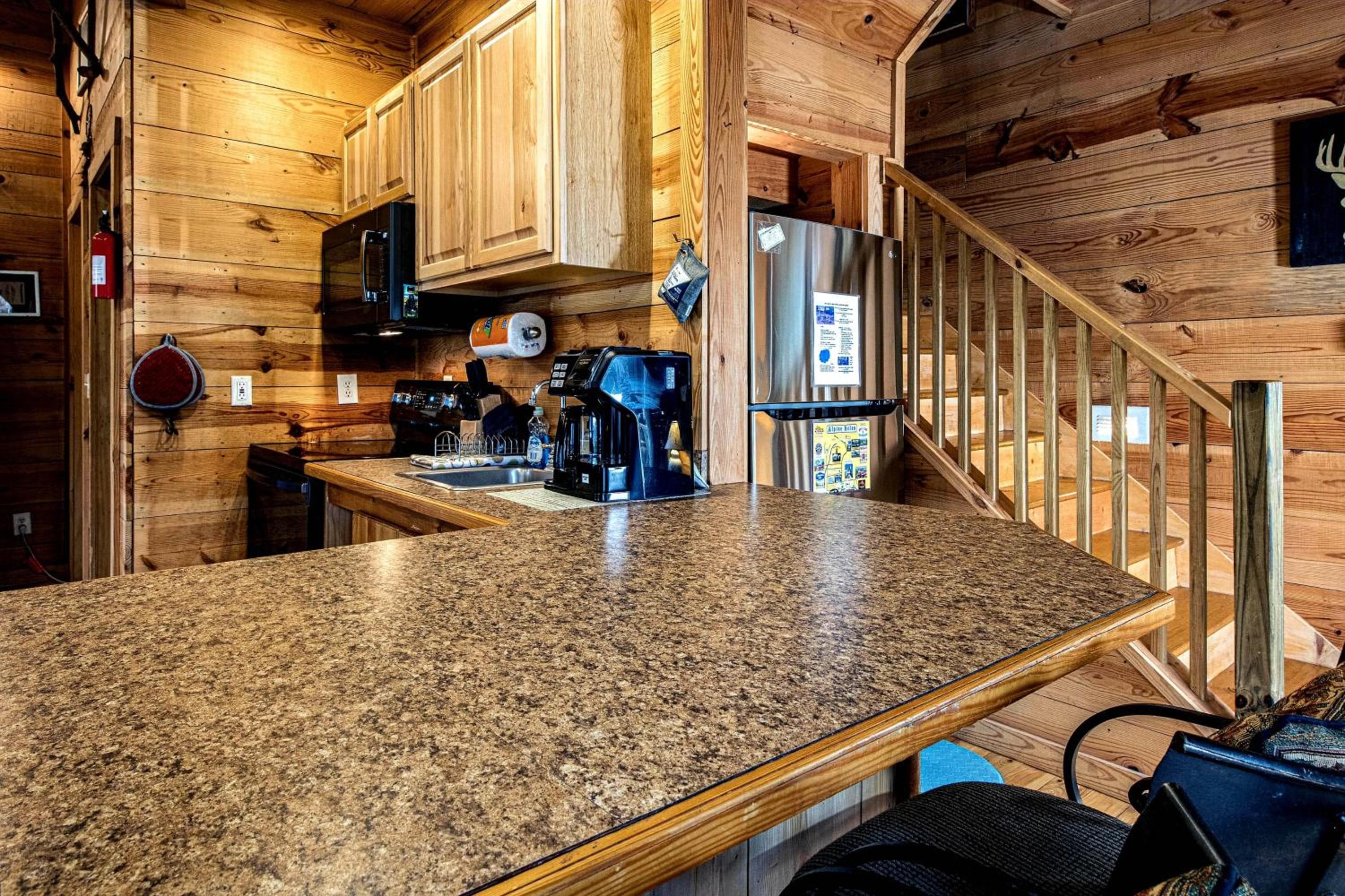The TreeHouse - Rocking Chair Deck with Hot Tub below, Walking Distance to Downtown Helen, Sleeps 5