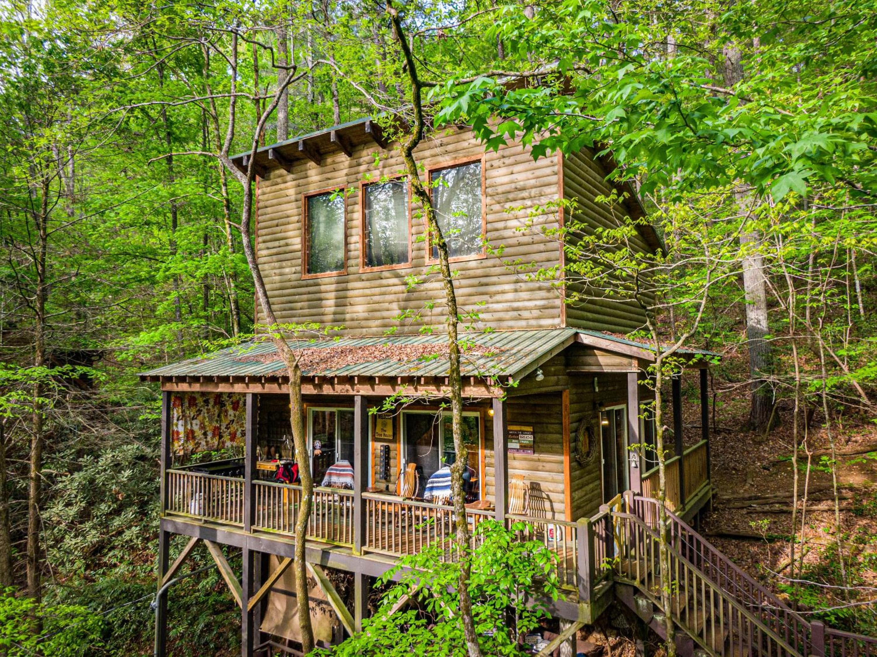 The TreeHouse - Rocking Chair Deck with Hot Tub below, Walking Distance to Downtown Helen, Sleeps 5