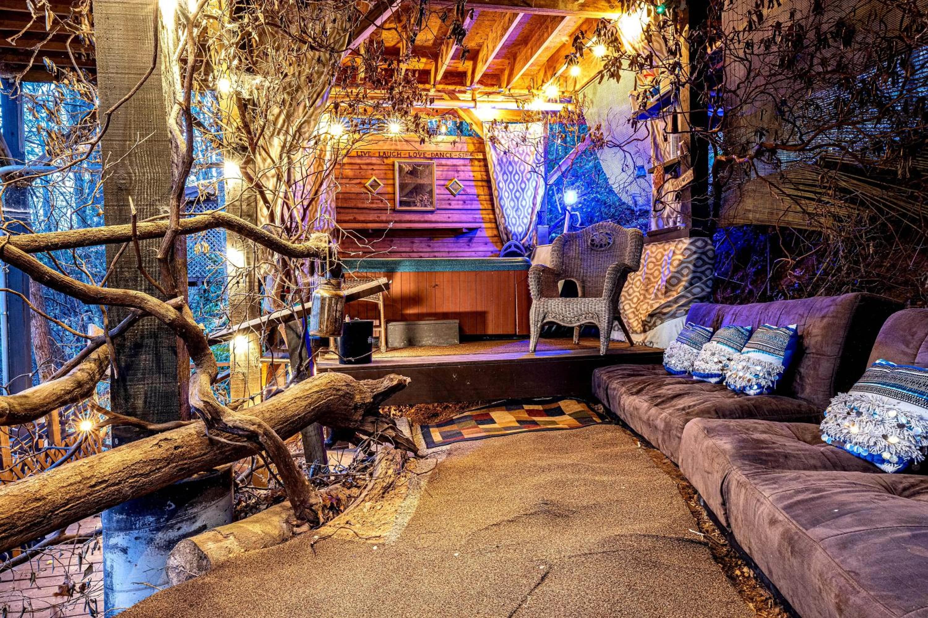 The TreeHouse - Rocking Chair Deck with Hot Tub below, Walking Distance to Downtown Helen, Sleeps 5