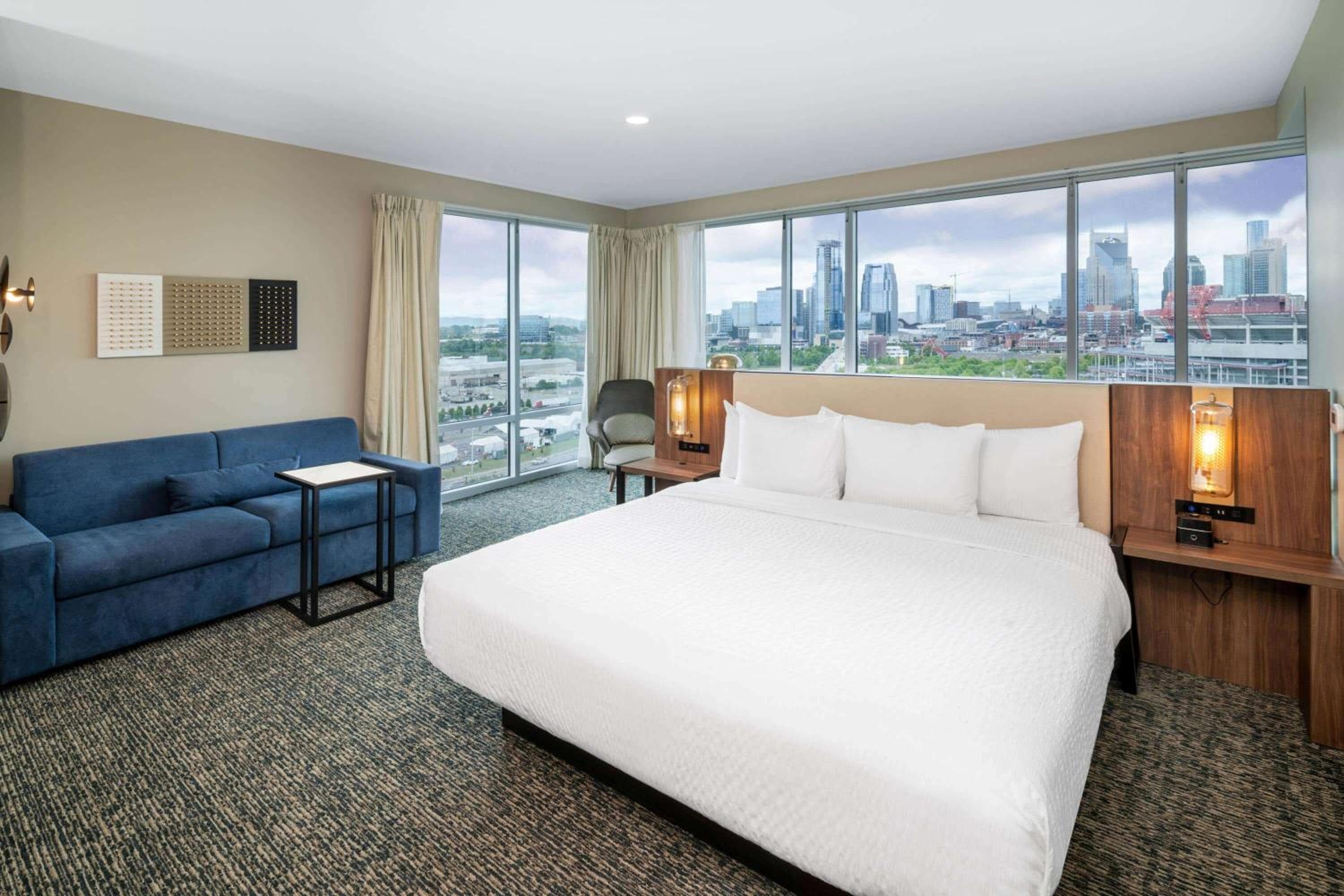 La Quinta Inn & Suites by Wyndham Nashville Downtown Stadium