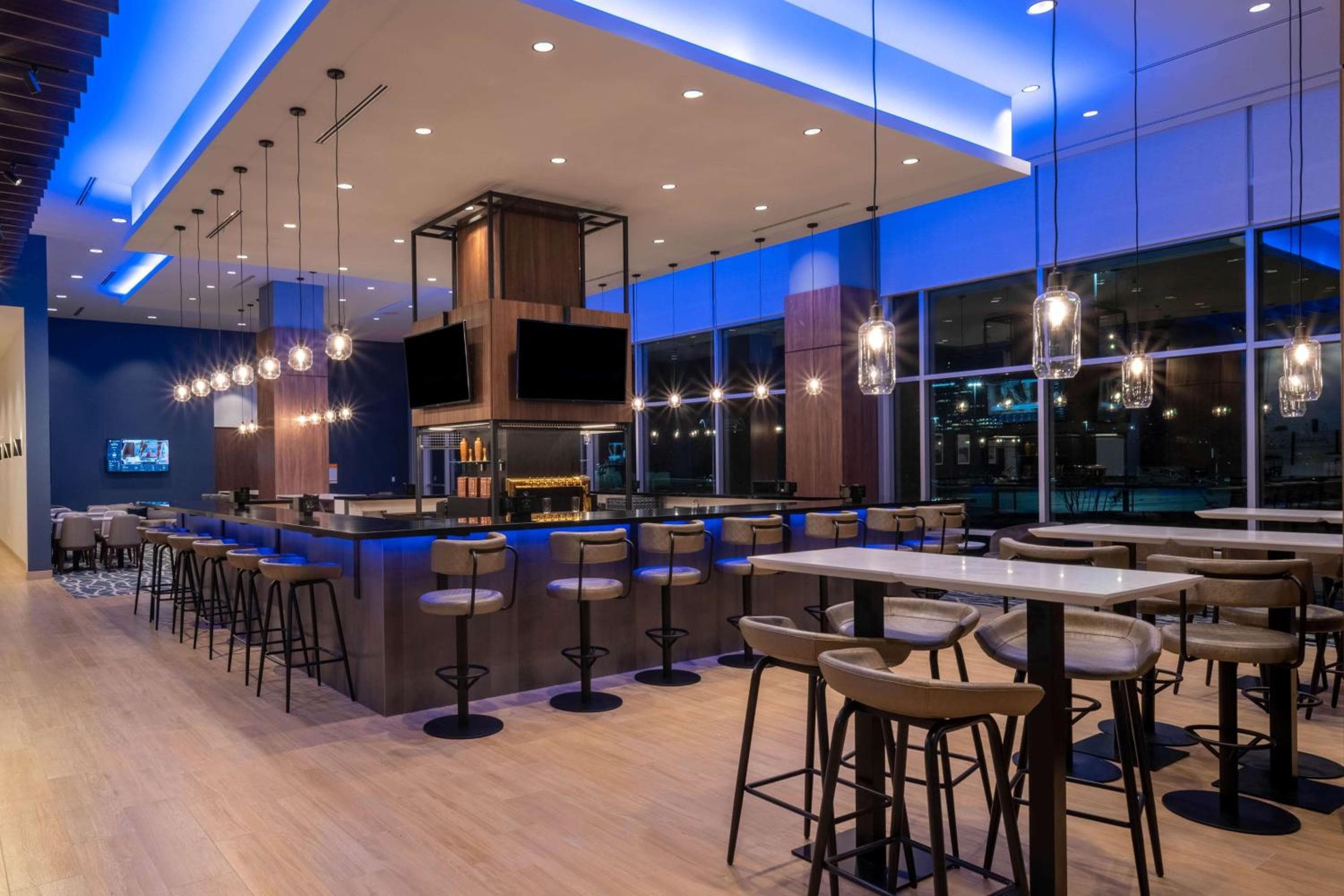 La Quinta Inn & Suites by Wyndham Nashville Downtown Stadium