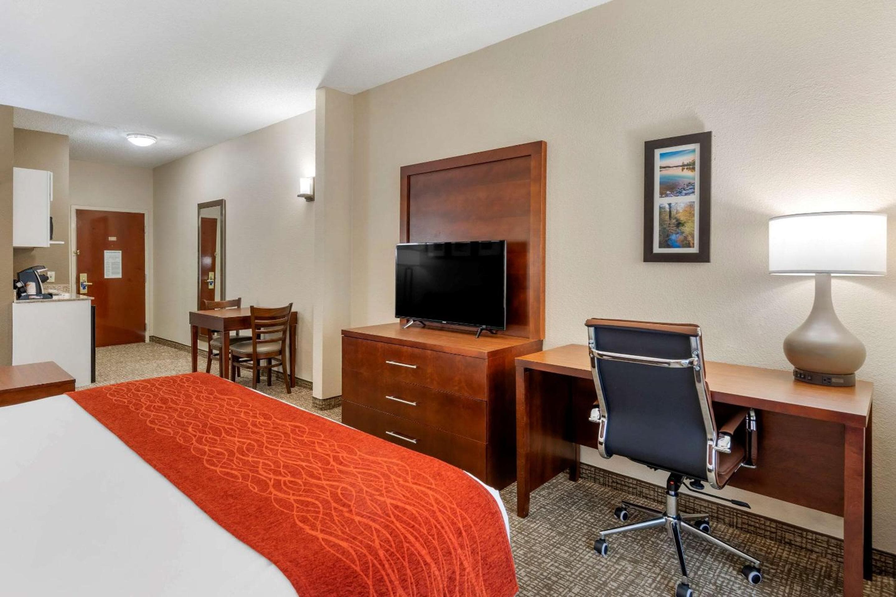 Comfort Inn & Suites Canton Riverstone Area