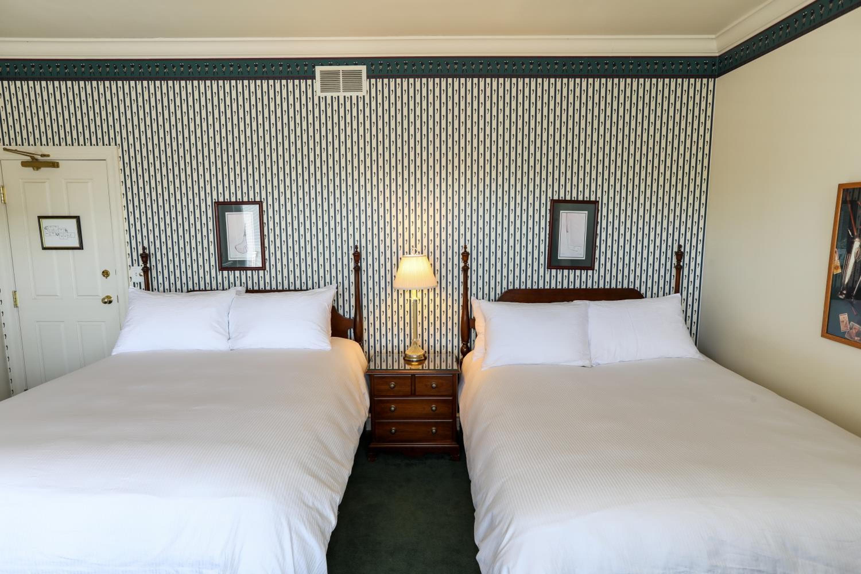 Oakmont Inn