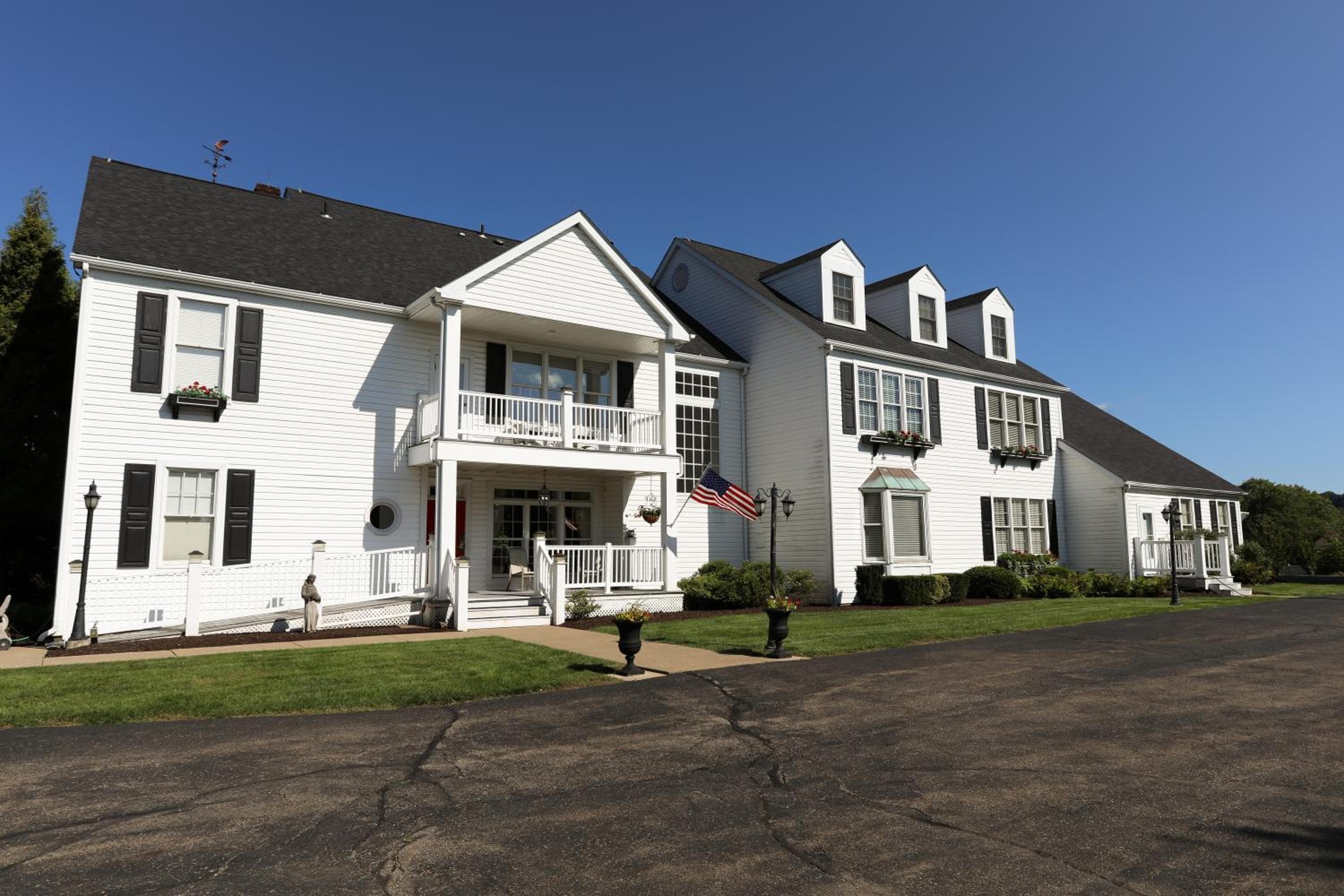 Oakmont Inn