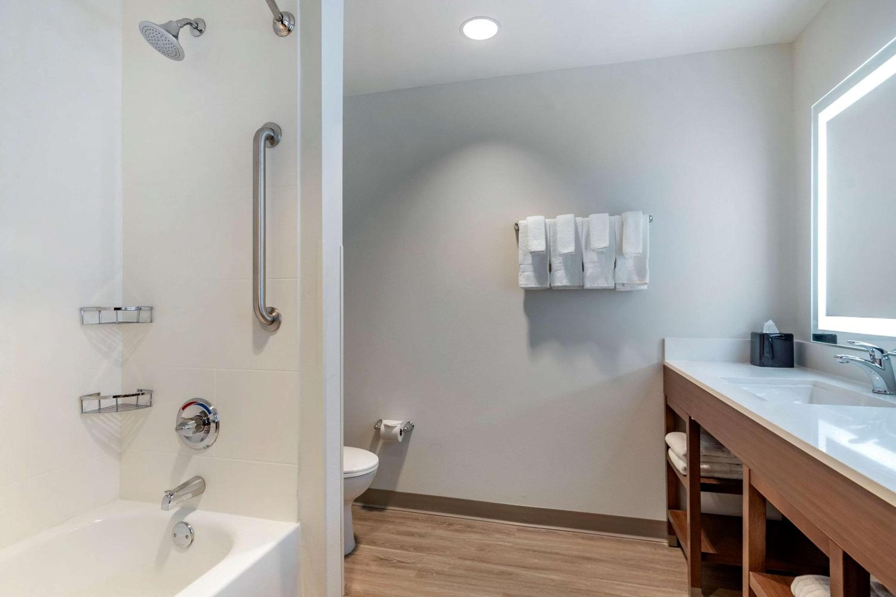 Comfort Suites Grandview - Kansas City