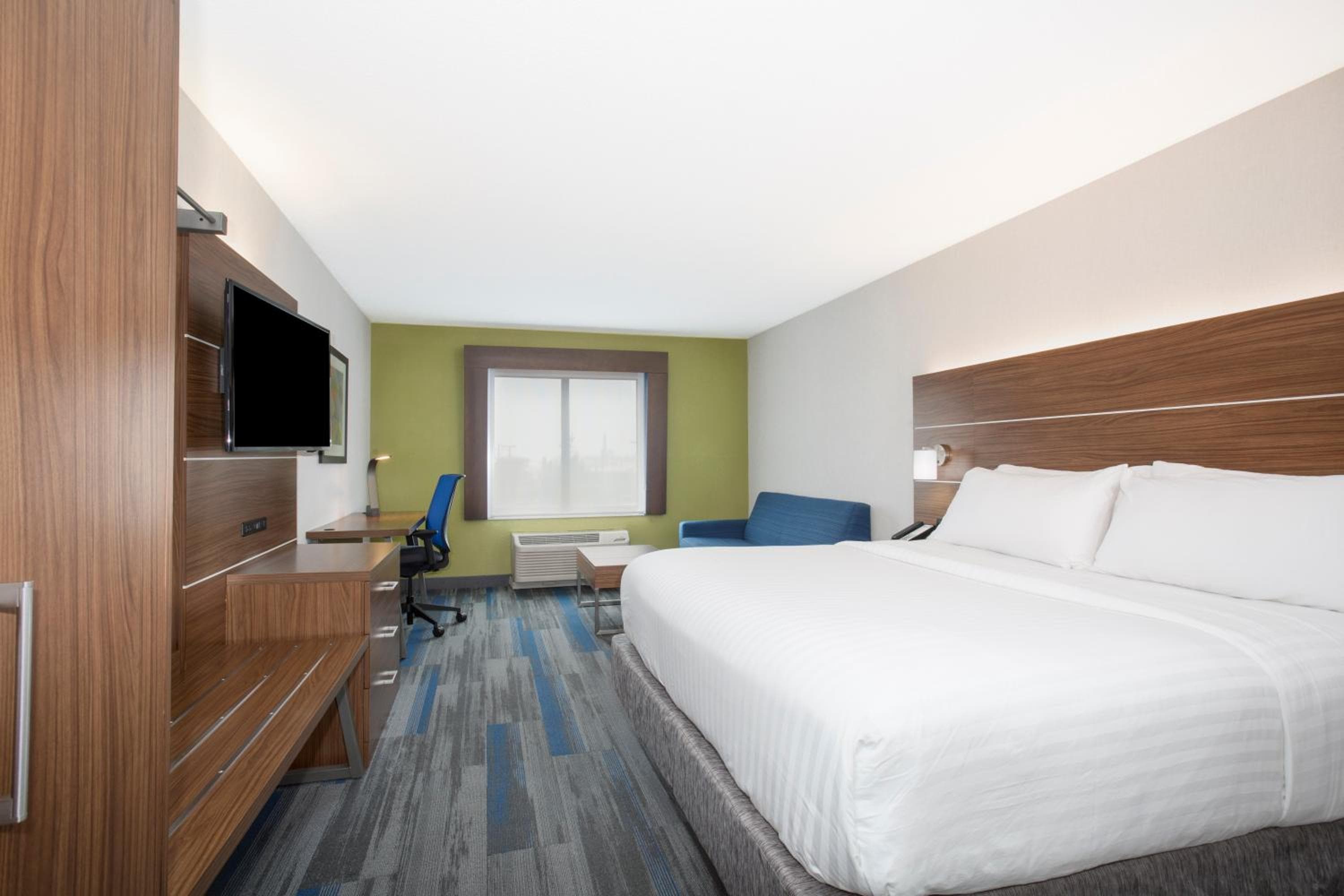 Holiday Inn Express Kansas City - at the Legends! by IHG