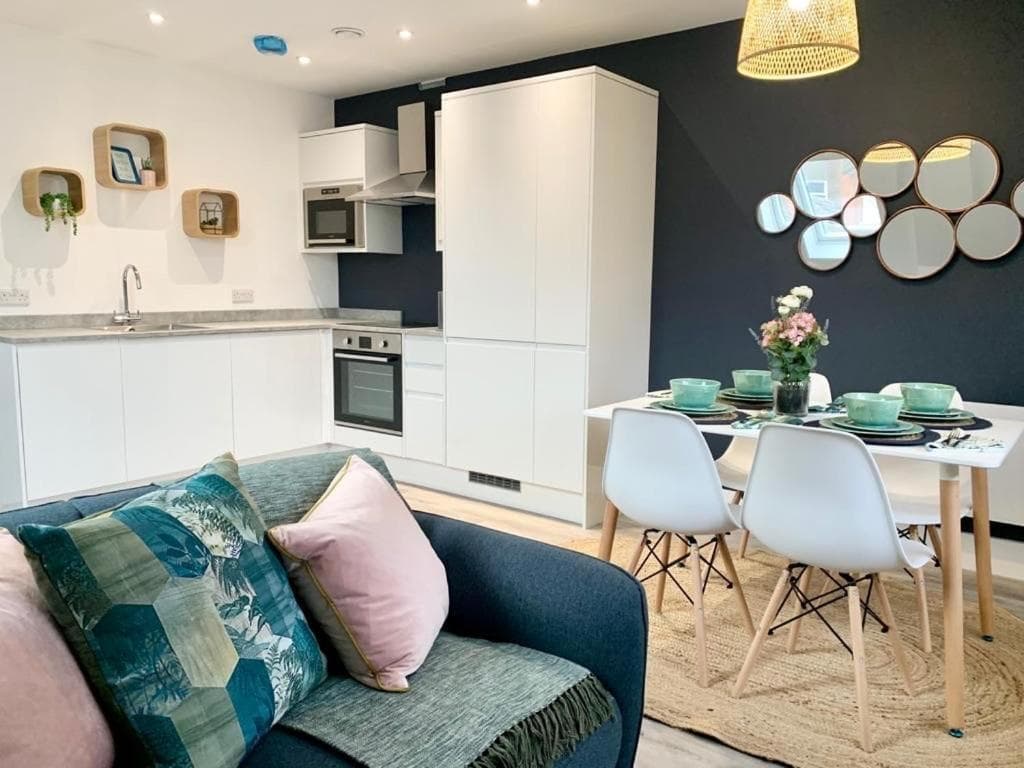 Beautifully Furnished 1 Bed Town Centre Apartment